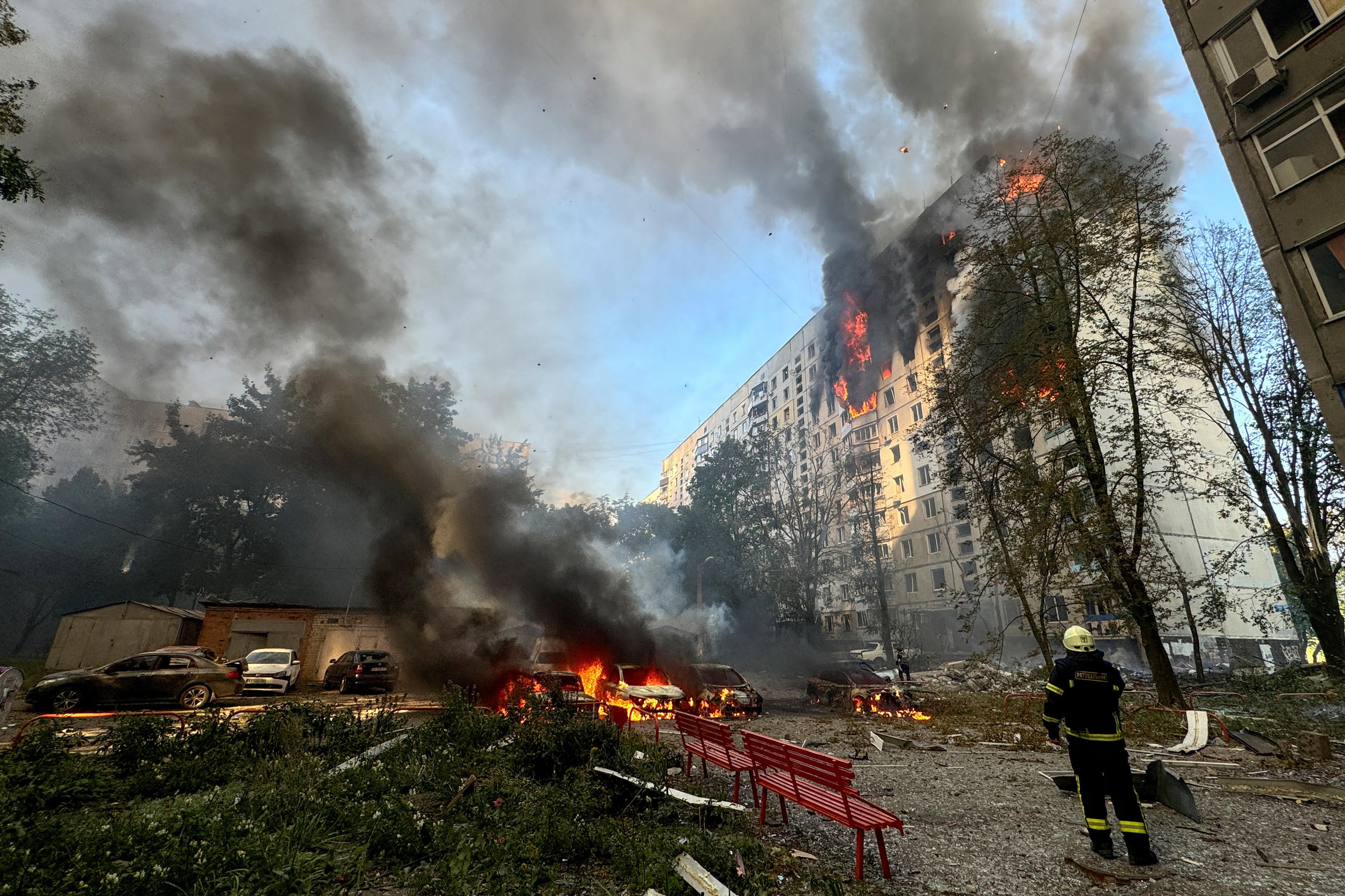 Un immeuble de 11 étages a été touché et au moins sept personnes ont été tuées, dont une adolescente de 14 ans, dans une frappe russe sur la ville ukrainienne de Karkhiv, selon le maire. Reuters/Vitalii Hnidyi.