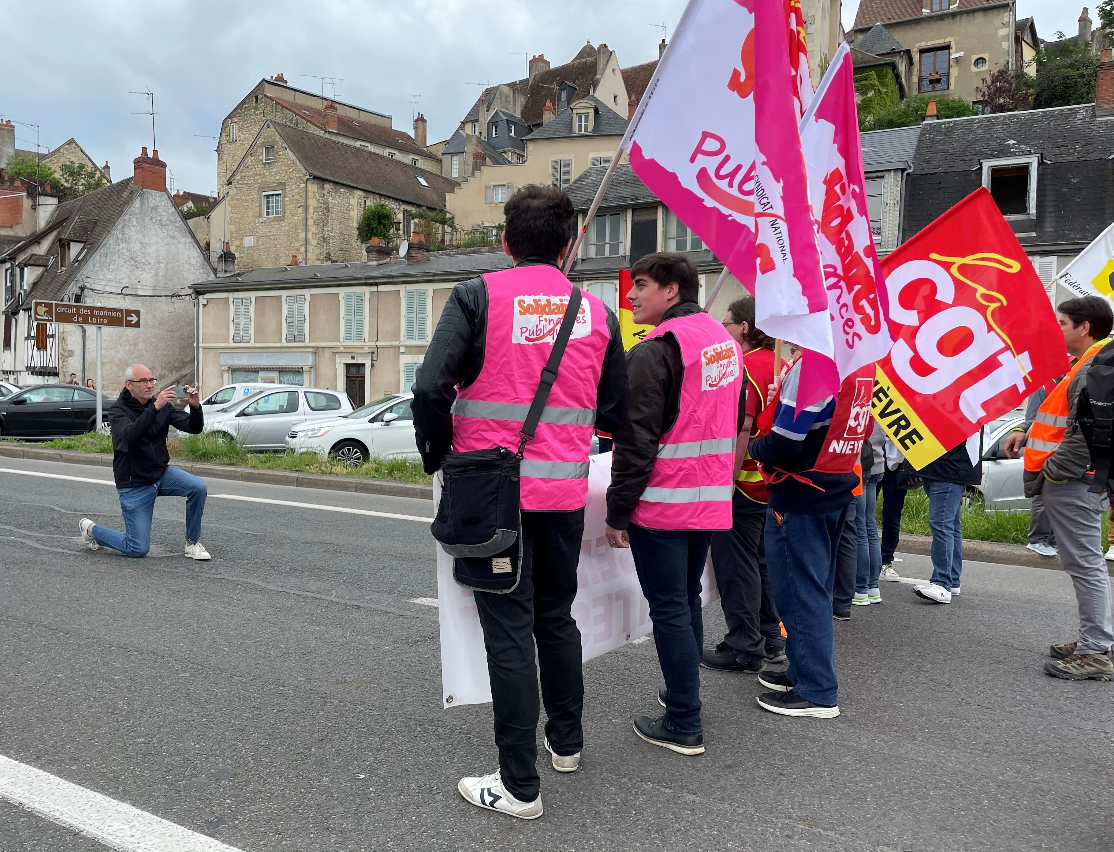 Le 1er mai, Patrice Leclerc (à gauche), maire PCF de Gennevilliers (Hauts-de-Seine), s'est rendu à Nevers (Nièvre) pour saisir en photo le défilé de la fête du Travail. /Angélique Dupont