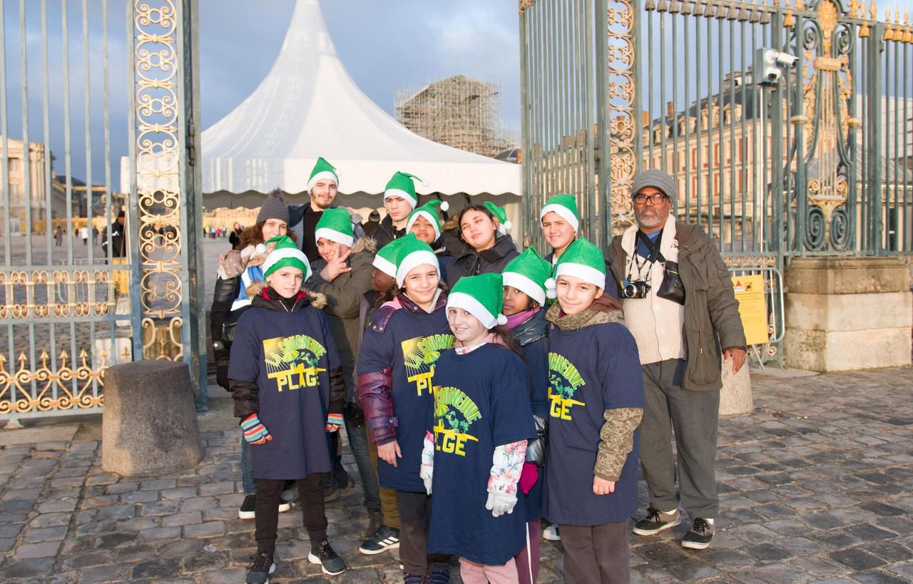 <b></b> Versailles, samedi 16 décembre. 510 enfants de la Seine-Saint-Denis ont visité le château avec le Secours populaire Français dans le cadre de la Journée des Pères Noël Vert.