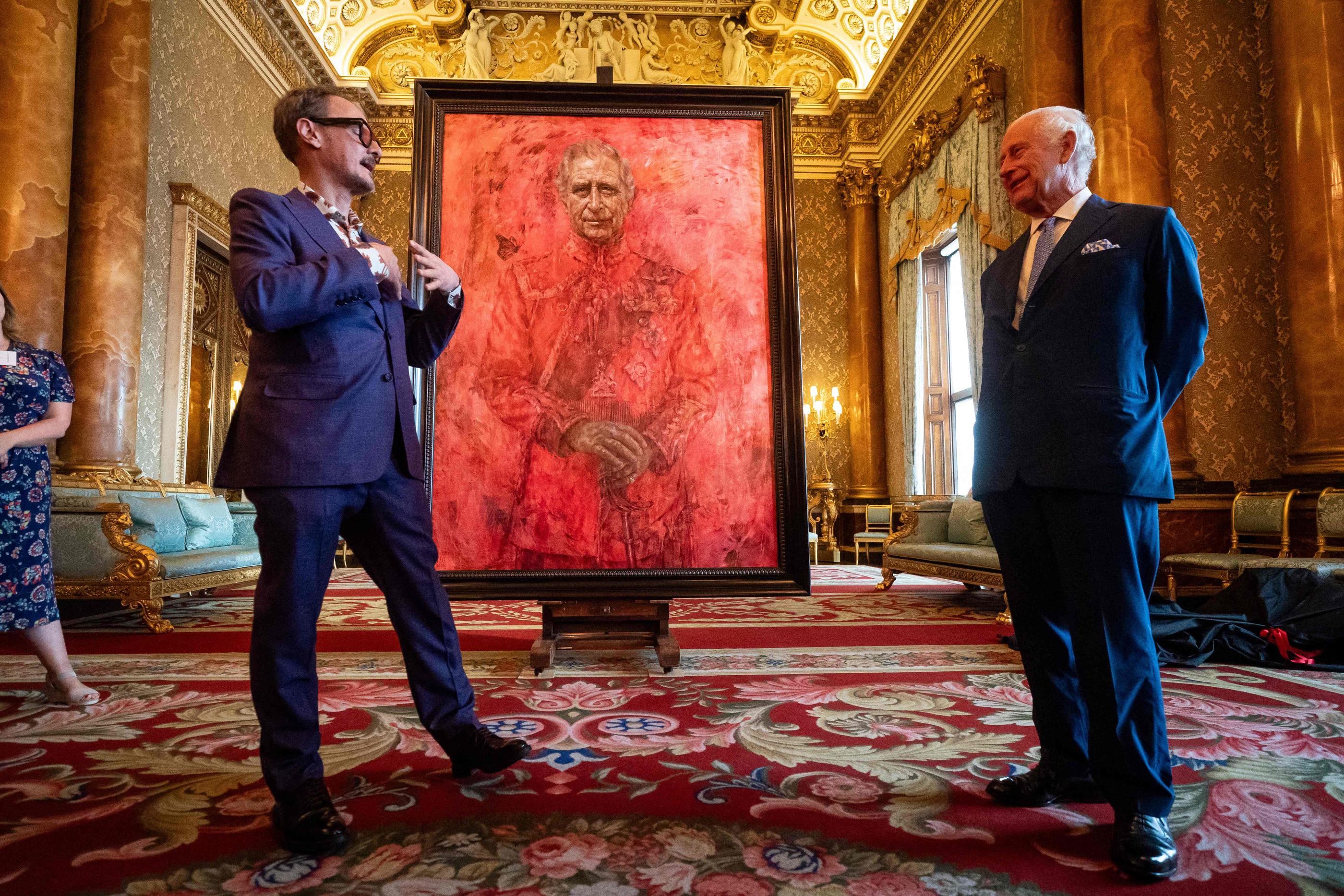 Le portrait officiel de Charles III est exposé depuis la mi-mai à la Philip Mould Gallery à Londres. AFP/Aaron Chown