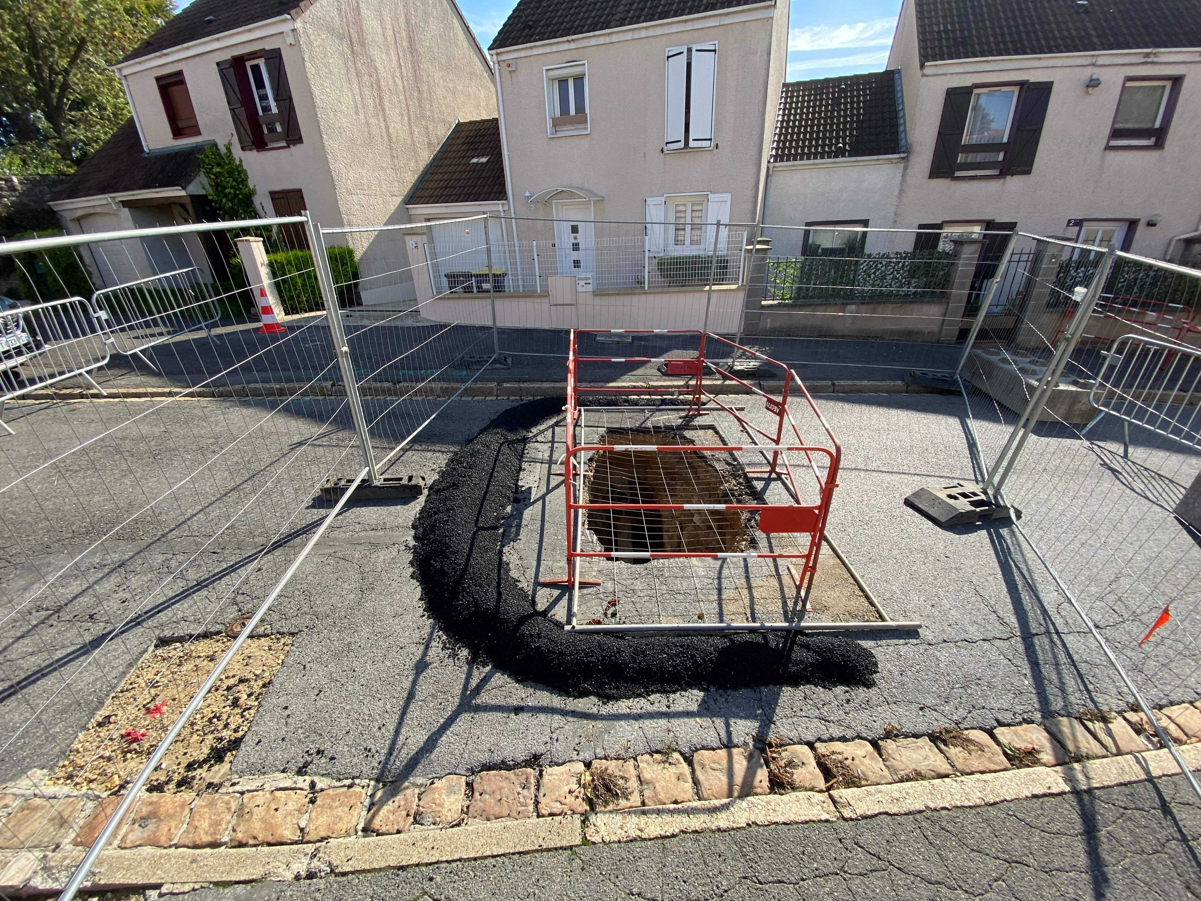 Crégy-lès-Meaux, mardi 4 octobre 2022. Un trou béant de 11 à 13 mètres de profondeur est apparu en juin dernier en plein milieu de la rue Roger-Salengro. LP /Sébastien Roselé