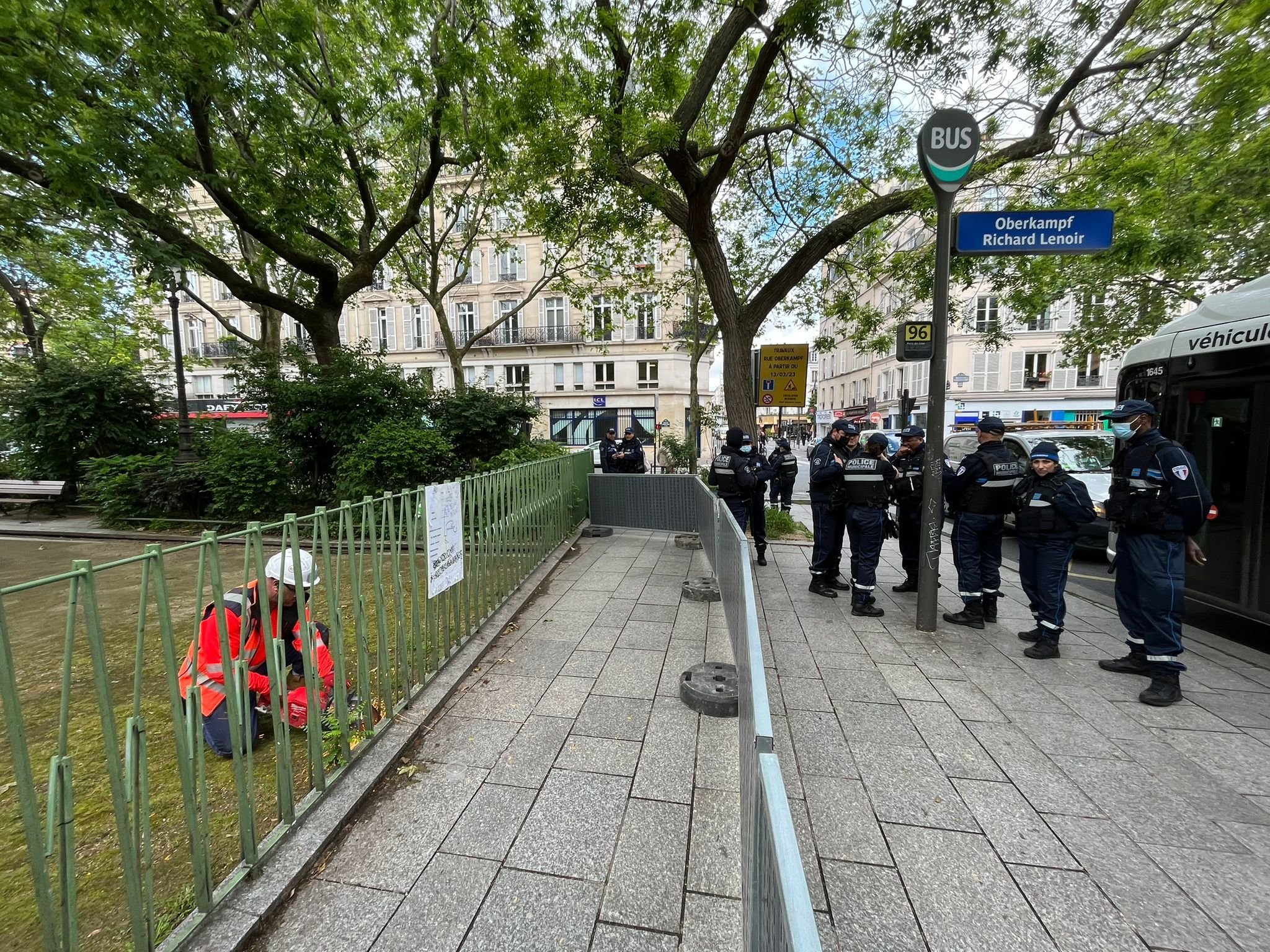 Paris, 16 mai 2024. Supervisé par une vingtaine de policiers municipaux, le découpage à la scie des grilles du square Richard-Lenoir (XIe) a débuté ce matin sous le regard impuissant des opposants au projet de "ramblas". LP/Elie Julien