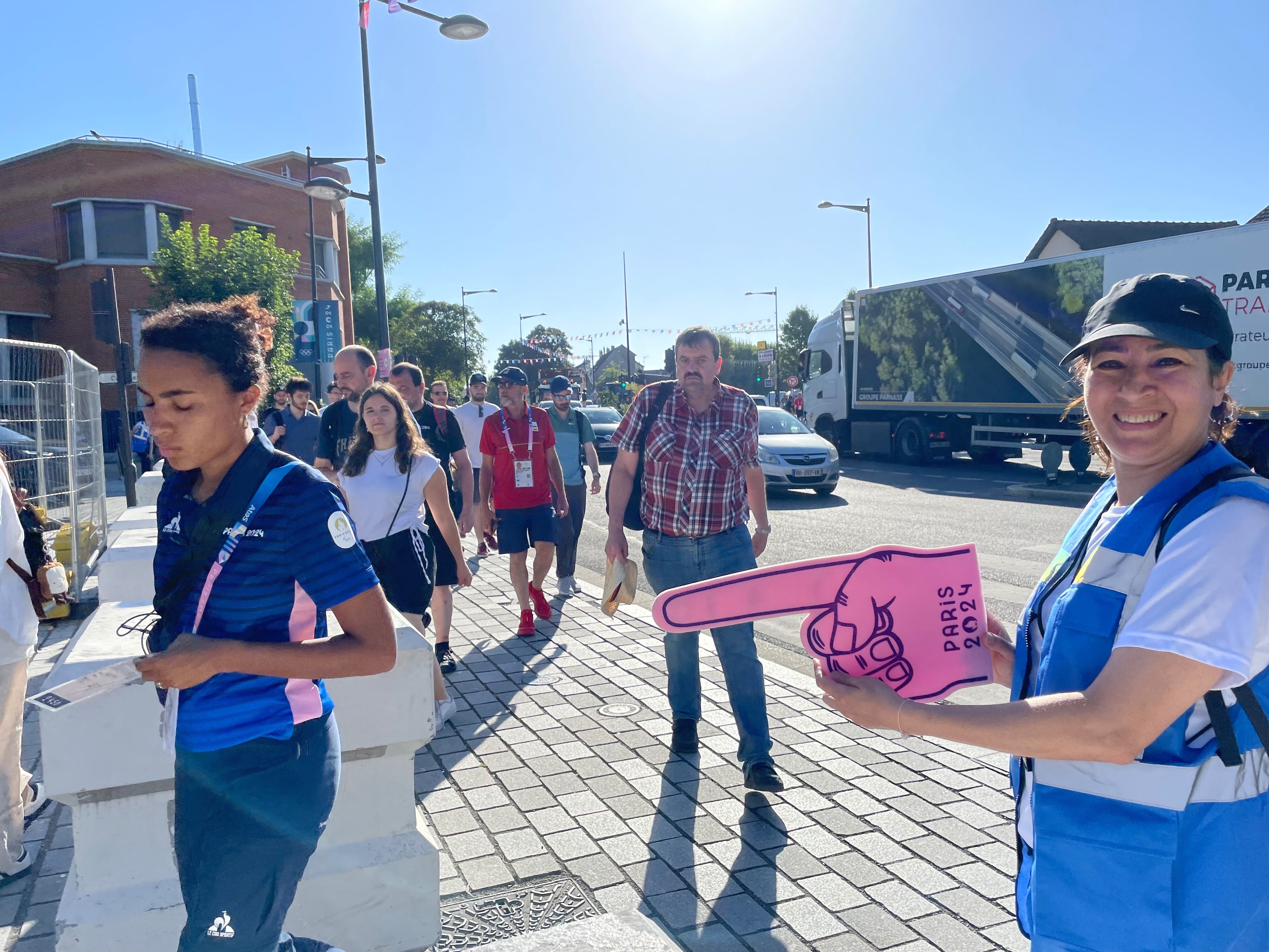 De nombreux bénévoles sont au service des visiteurs pour les aiguiller vers le complexe olympique au Bourget (Seine-Saint-Denis) pour les épreuves d'escalade. LP/Nils Gobardhan.