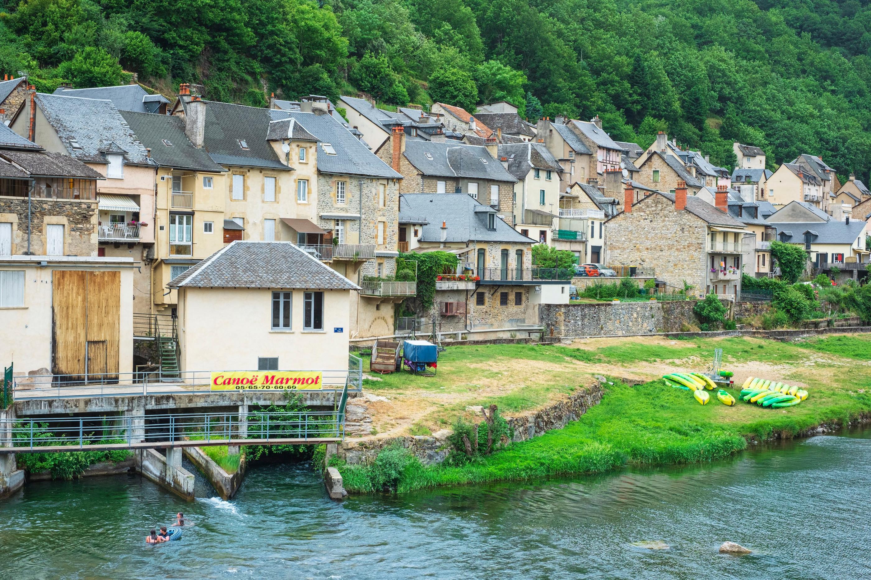 Dans le nord de l'Aveyron, les maisons en pierre de Saint-Geniez-d'Olt-et-d'Aubrac (3e de notre classement) sont très demandées mais restent accessibles. Hemis via AFP/Franck Guiziou