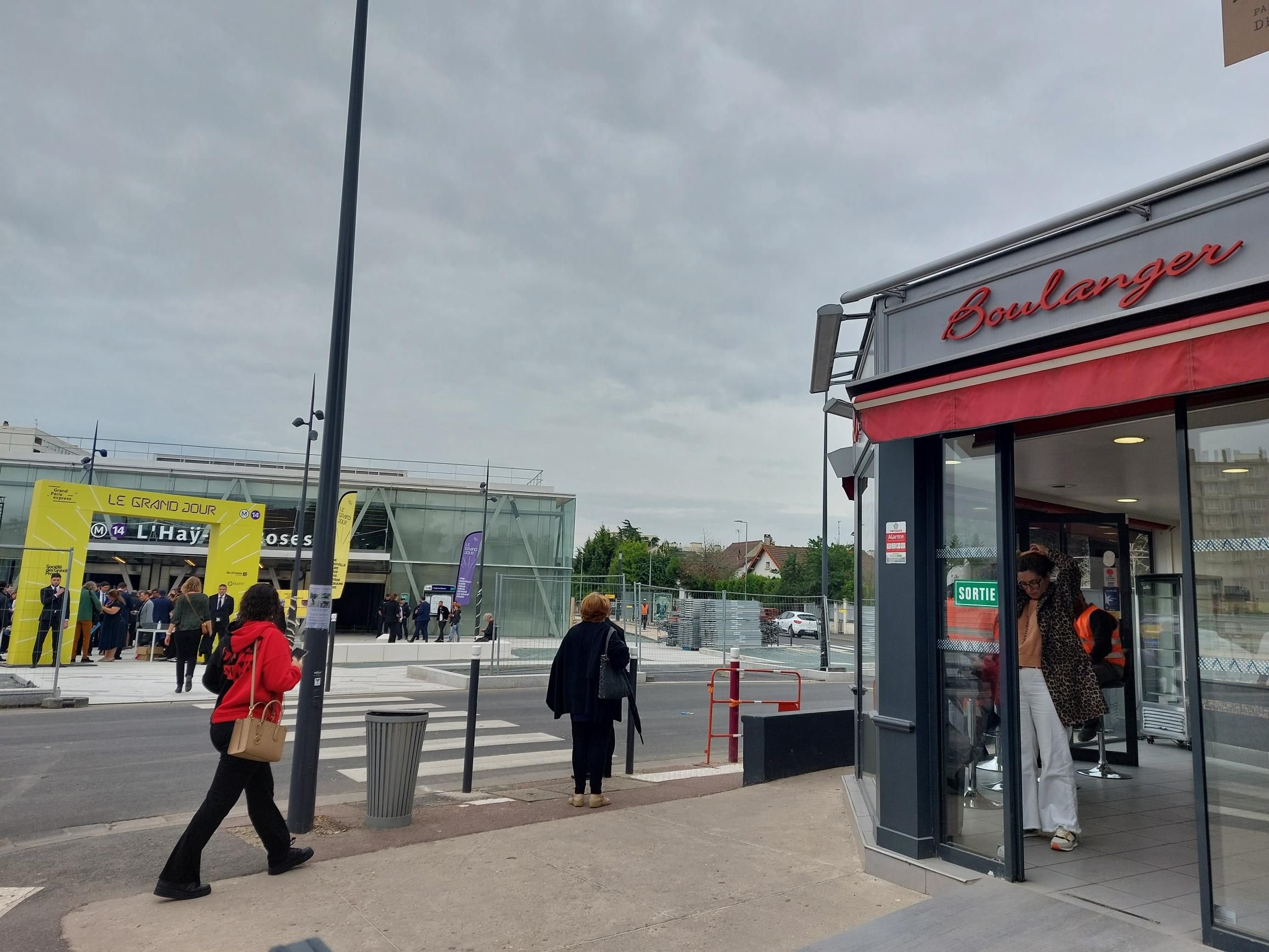 Aux abords de la nouvelle gare de L'Haÿ-les-Roses (Val-de-Marne), les commerçants comme les habitants espèrent surtout du renouveau pour leur quartier, ne craignant pas une possible hausse de la délinquance. LP/Laure Parny