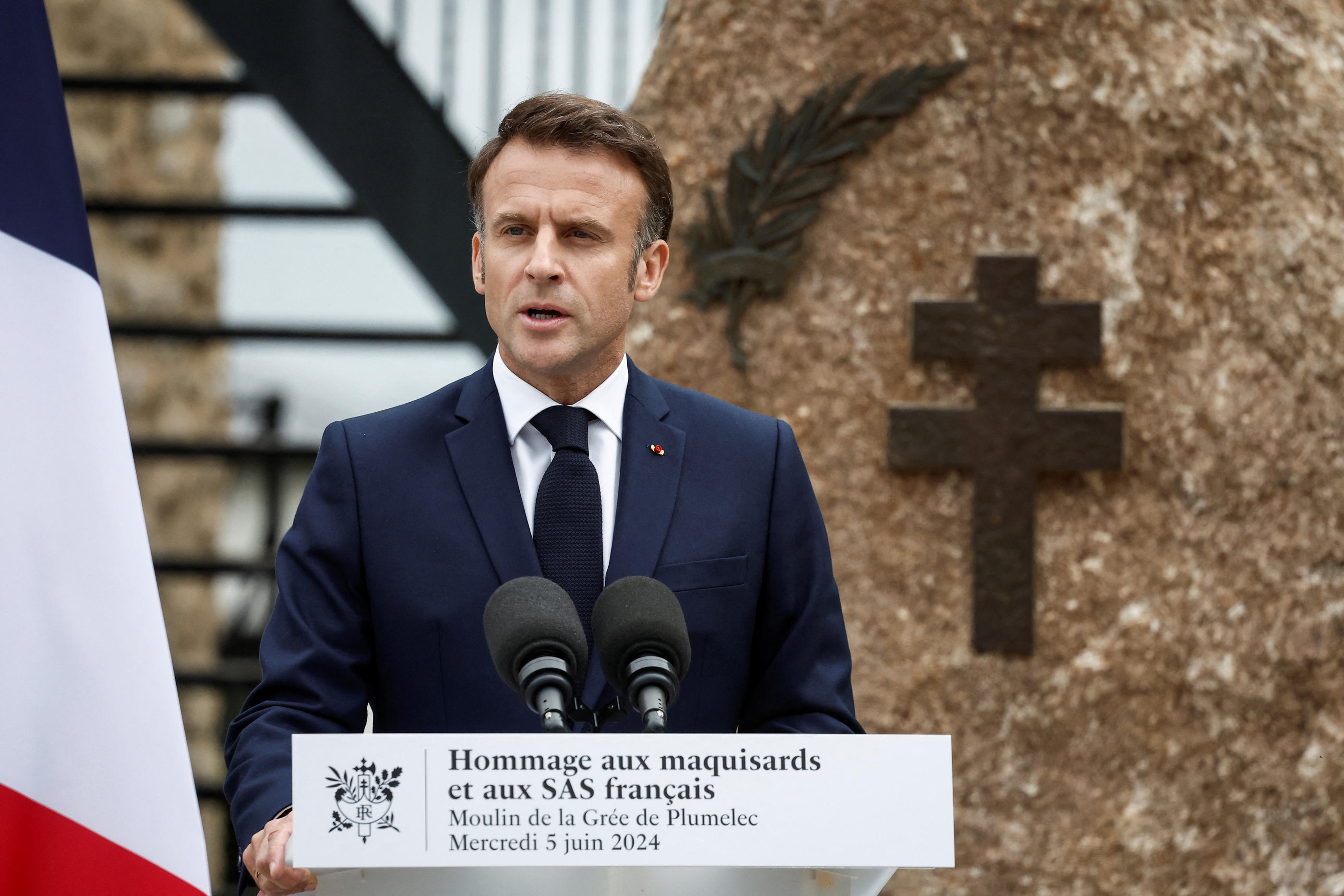 Emmanuel Macron a rendu hommage aux maquisards et parachutistes français à Plumelec, terre de résistance pendant la Seconde Guerre mondiale. REUTERS/Benoit Tessier/Pool
