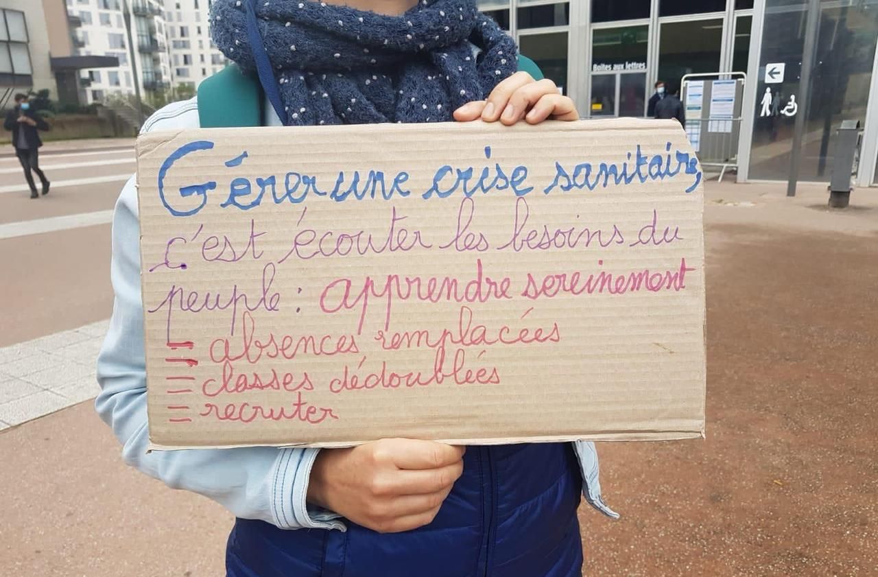 <b></b> Ce mardi, certains enseignants grévistes se sont rassemblés sur le parvis de la préfecture de Cergy. L’appel à la mobilisation a été très suivi dans le Val-d'Oise.