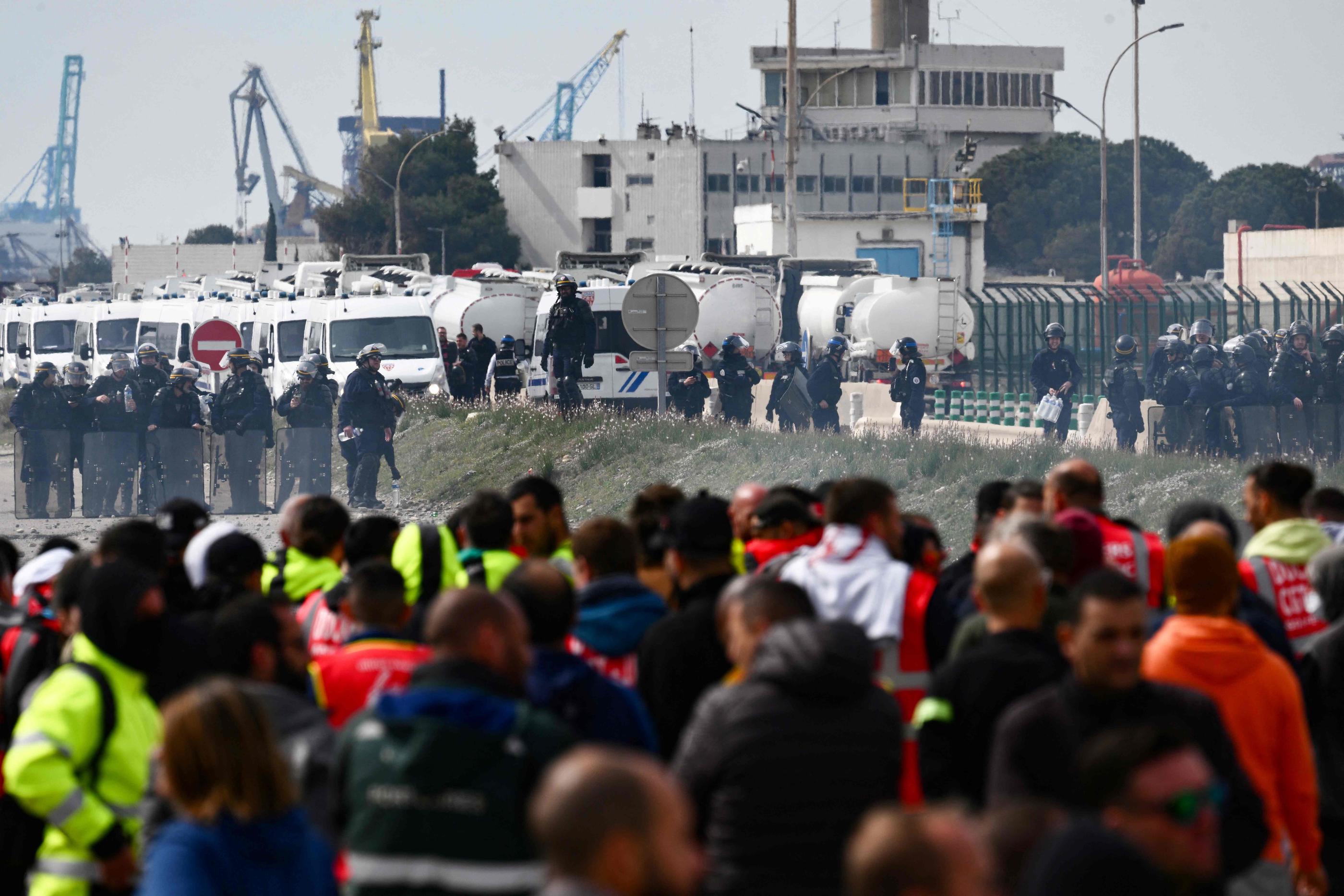 Fos-sur-Mer (Bouches-du-Rhône), mardi. Des grévistes font face aux forces de l'ordre sur le site d'une raffinerie. AFP/Christophe Simon