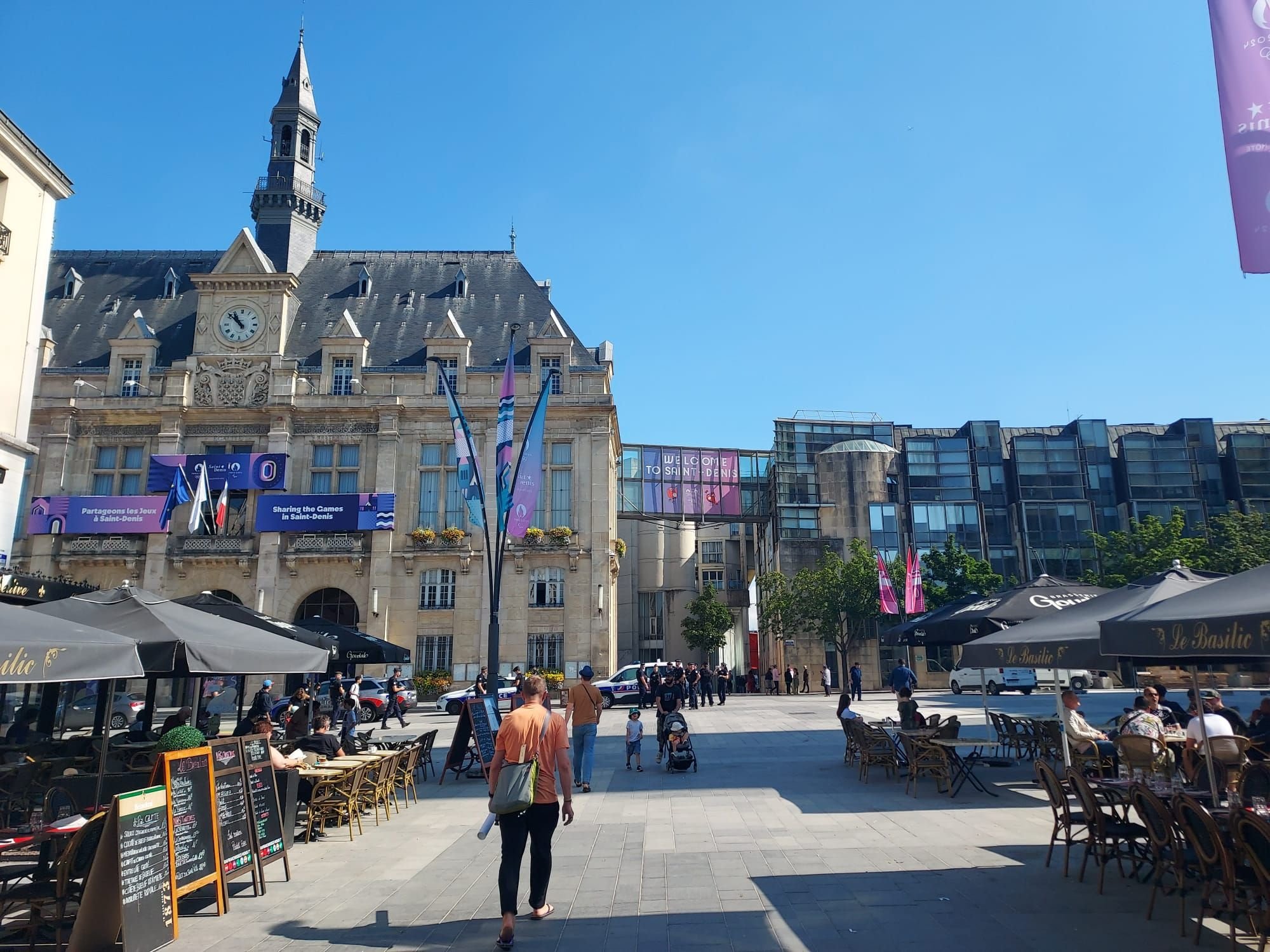 Saint-Denis (Seine-Saint-Denis), ce mercredi matin. L'ultime étape de la flamme olympique aura lieu le 26 juillet dans la ville, avec un concert gratuit de Slimane devant la basilique. LP/Anthony Lieures