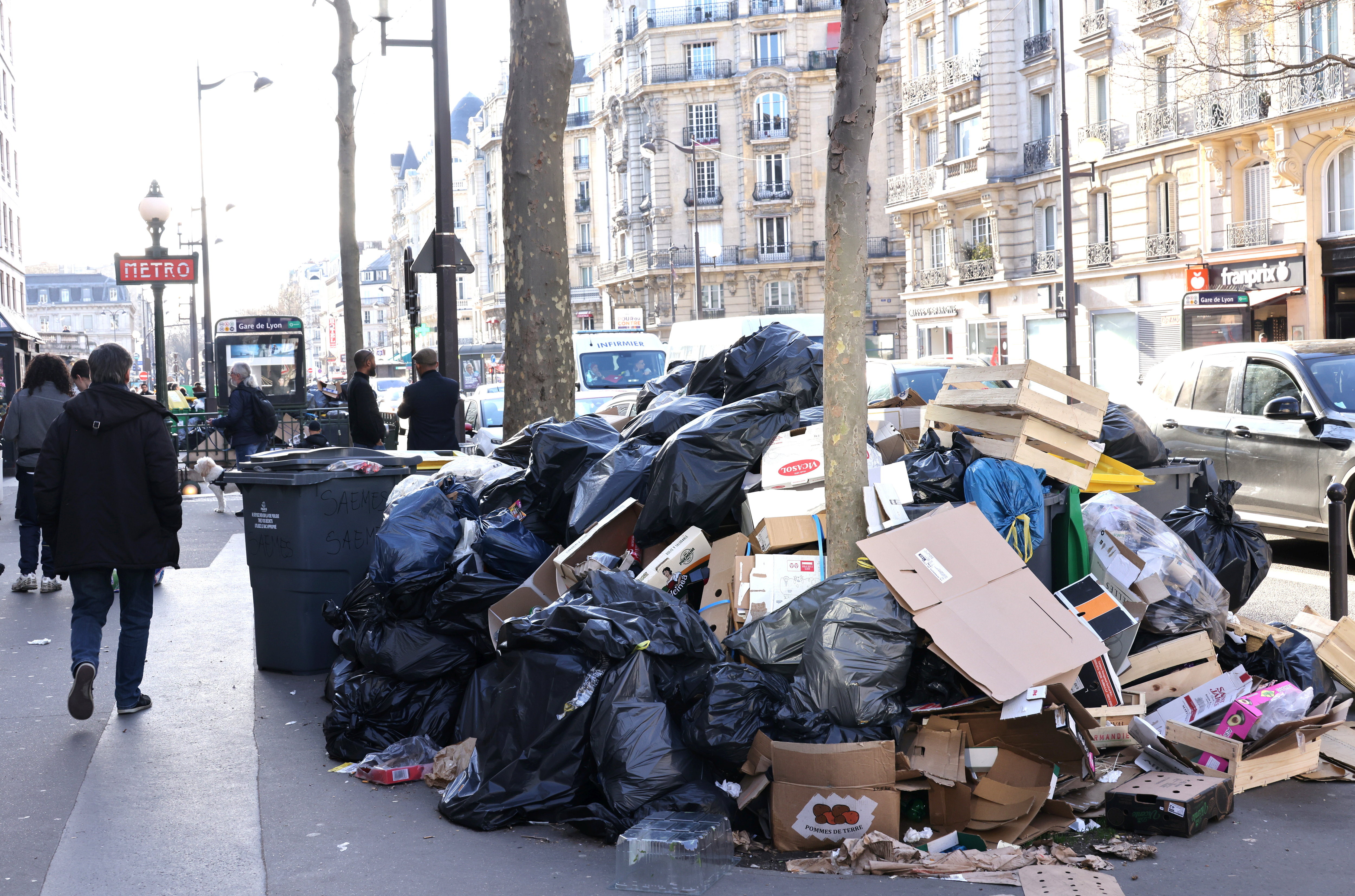 Il y a davantage de déchets dans les rues de Paris ce mercredi par rapport à lundi. LP/Delphine Goldsztejn