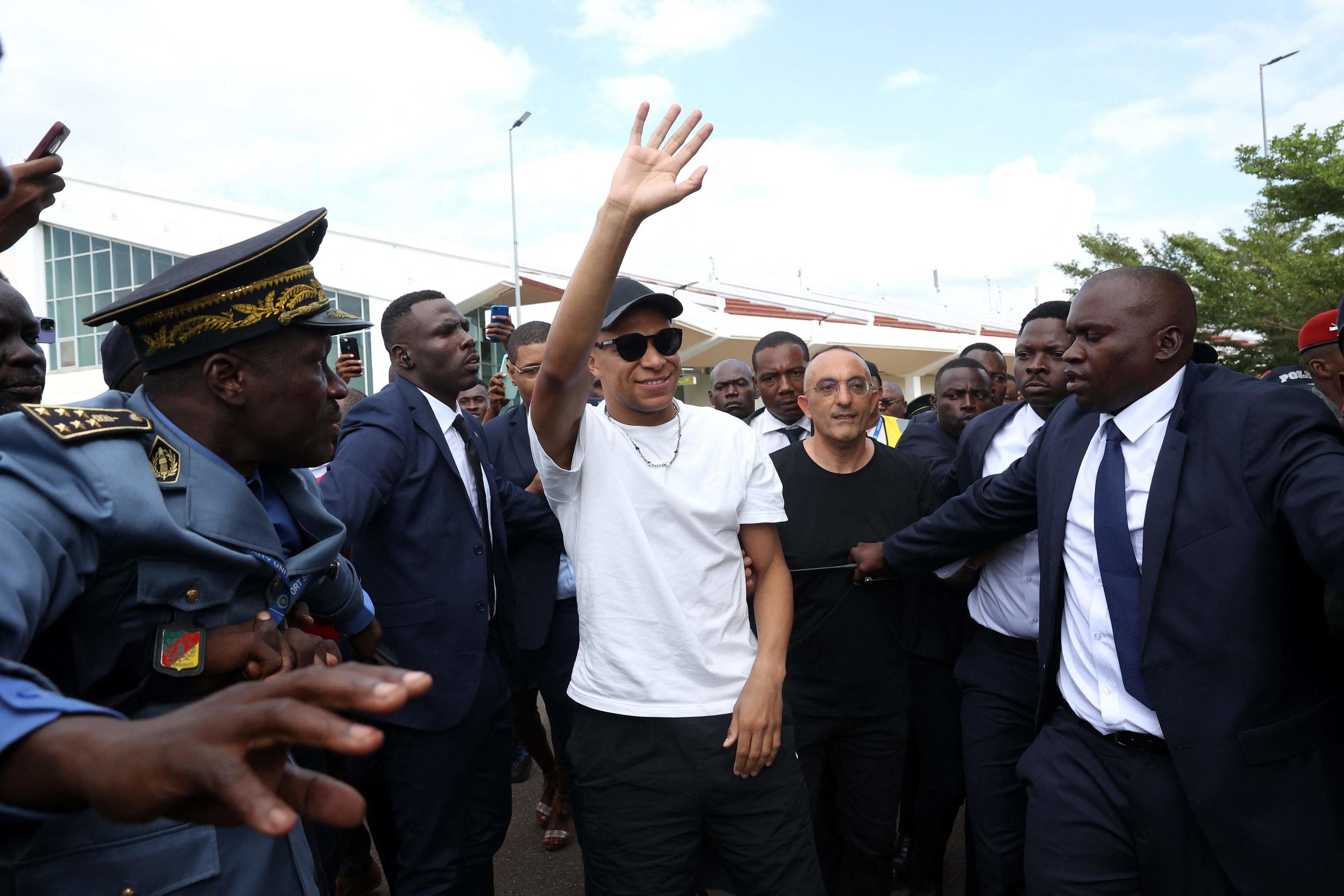 Kylian Mbappe à son arrivée jeudi à l'aéroport de Yaoundé, au Cameroun. AFP/Daniel Beloumou Olomo