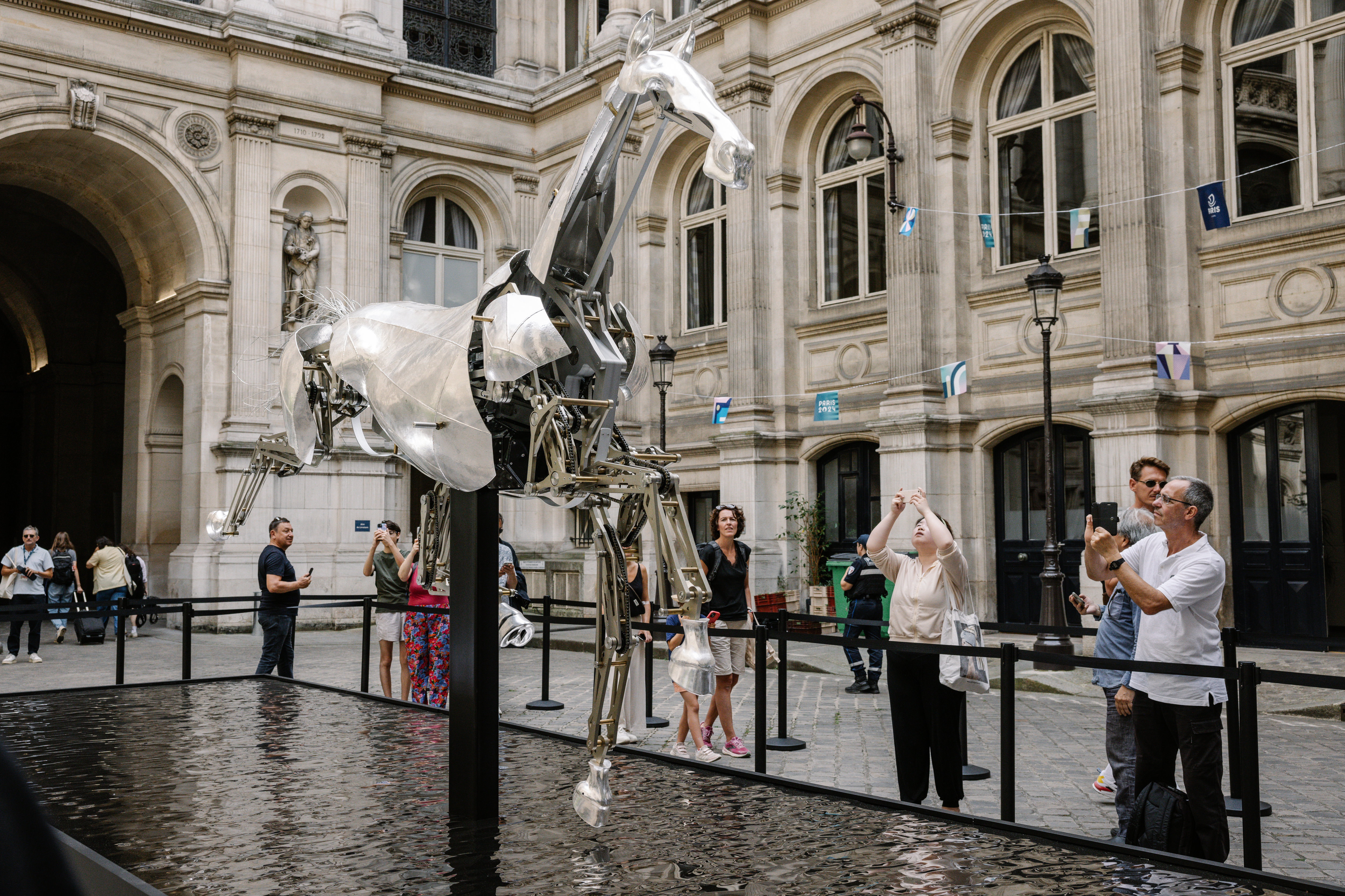 Paris. Après avoir été exposé dans la cour de l'hôtel de ville de Paris, le cheval mécanique de la cérémonie d'ouverture des Jeux olympiques, devrait être présenté au château de Versailles en octobre. LP/Arnaud Dumontier