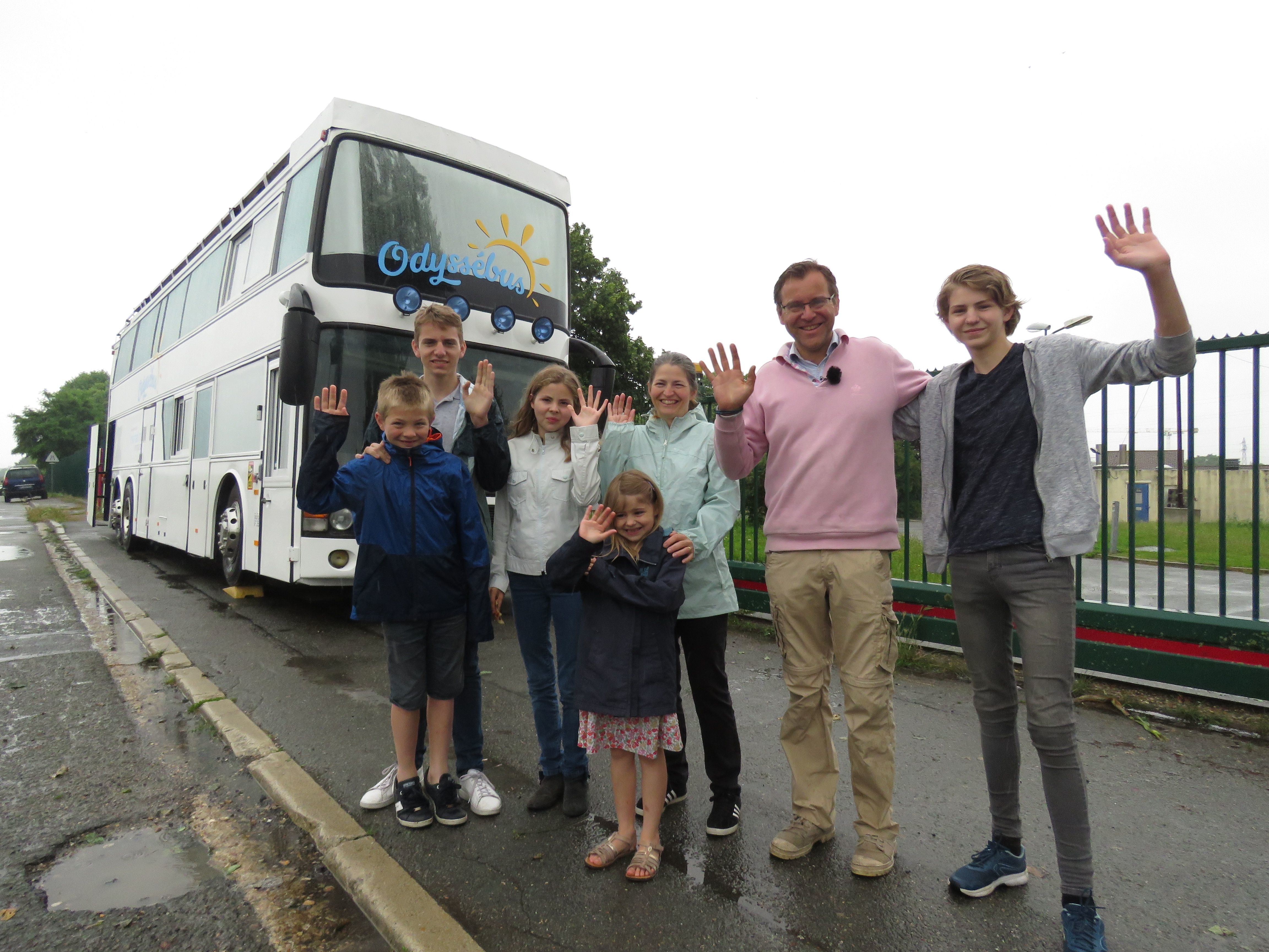 Herblay, le 13 juillet. La famille Crespel va vivre 14 mois dans un bus aménagé pour limiter leur impact environnemental. LP/THibault Chaffotte