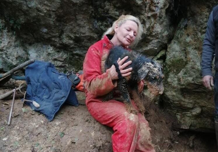 Une spéléologue est parvenue à extraire la chienne de la galerie dans laquelle elle était tombée. Facebook/Sandrine Dupas (Comité Départemental de Spéléologie de Gironde)