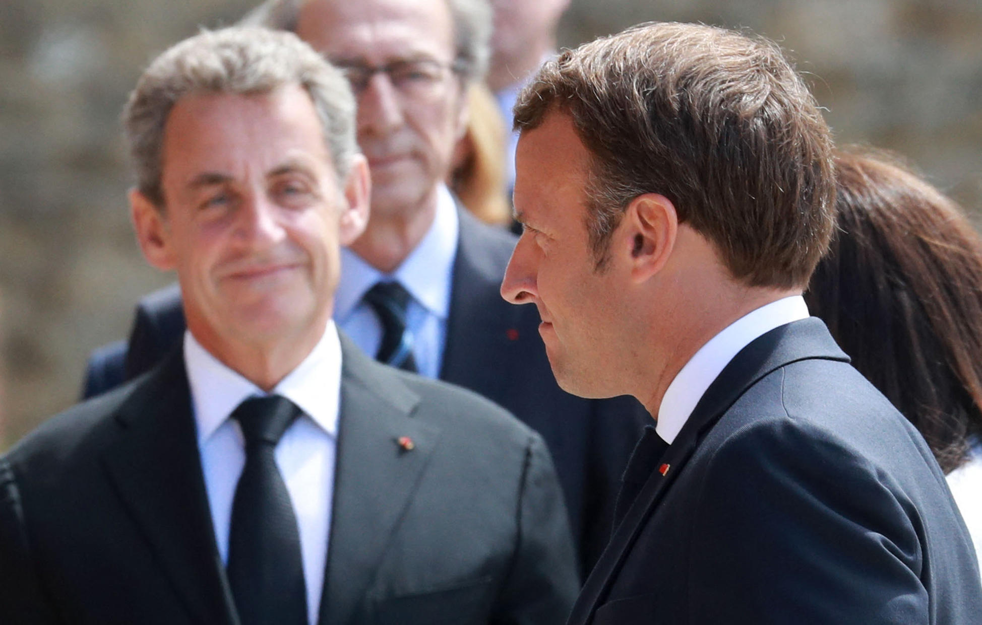 Les choix de Nicolas Sarkozy, qui n'a pas appelé à voter pour Valérie Pécresse avant le premier tour, puis apporté son soutien à Emmanuel Macron pour le second (ici les deux hommes en 2020 au Mont Valérien), interrogent ses fidèles à l'heure où LR joue sa survie. AFP/pool/Ludovic Marin