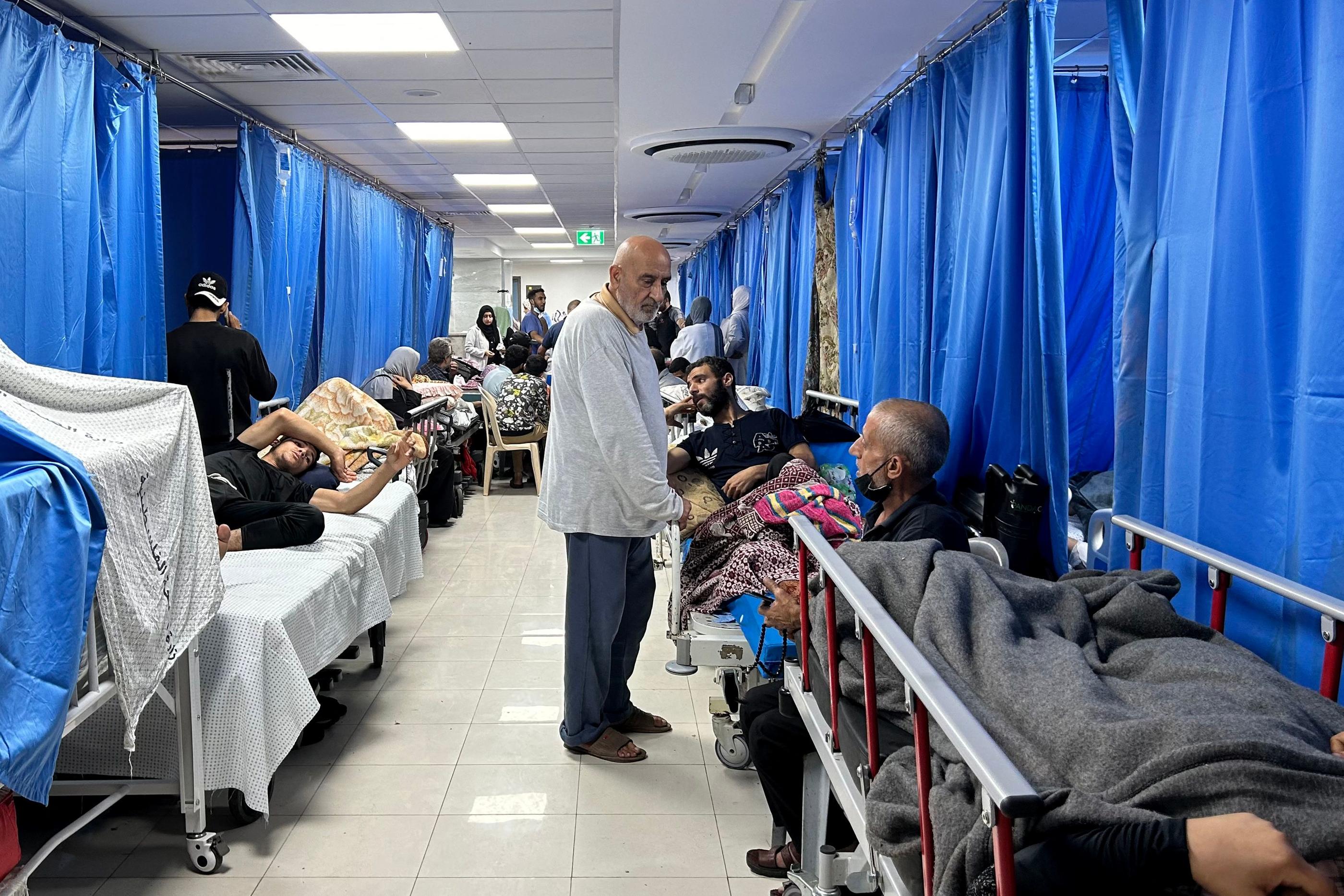 Des patients et des réfugiés à l'hôpital Al-Shifa dans la ville de Gaza le 10 novembre 2023, au milieu des combats en cours entre l'armée israélienne et le Hamas. AFP/Khader Al Zanoun