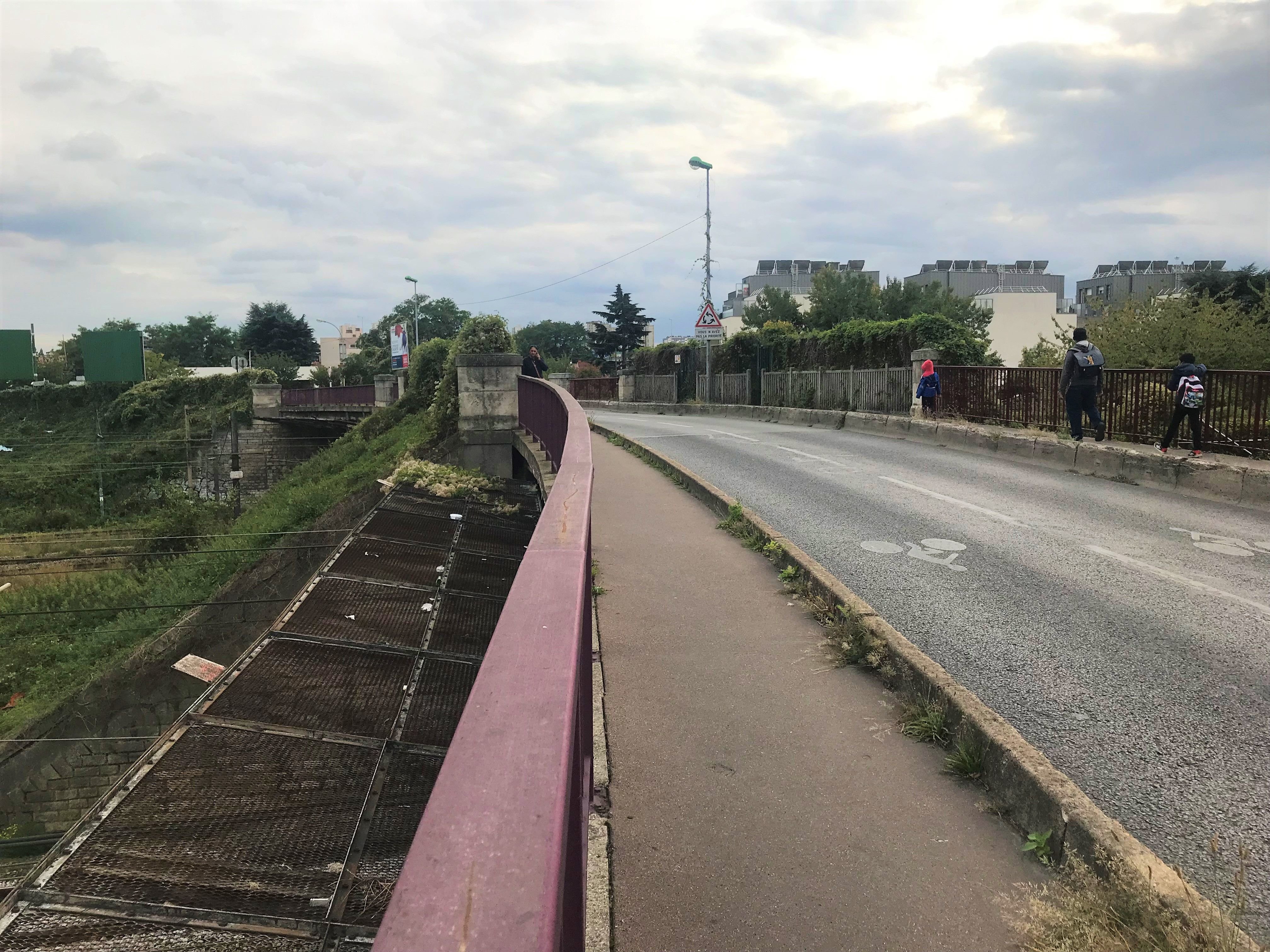 Bondy (Seine-Saint-Denis), ce mardi. Le pont Jules-Ferry est désormais accessible uniquement aux véhicules pesant moins de 3,5 tonnes et dont la hauteur maximale est inférieure à 3,3 mètres. LP/H.H.