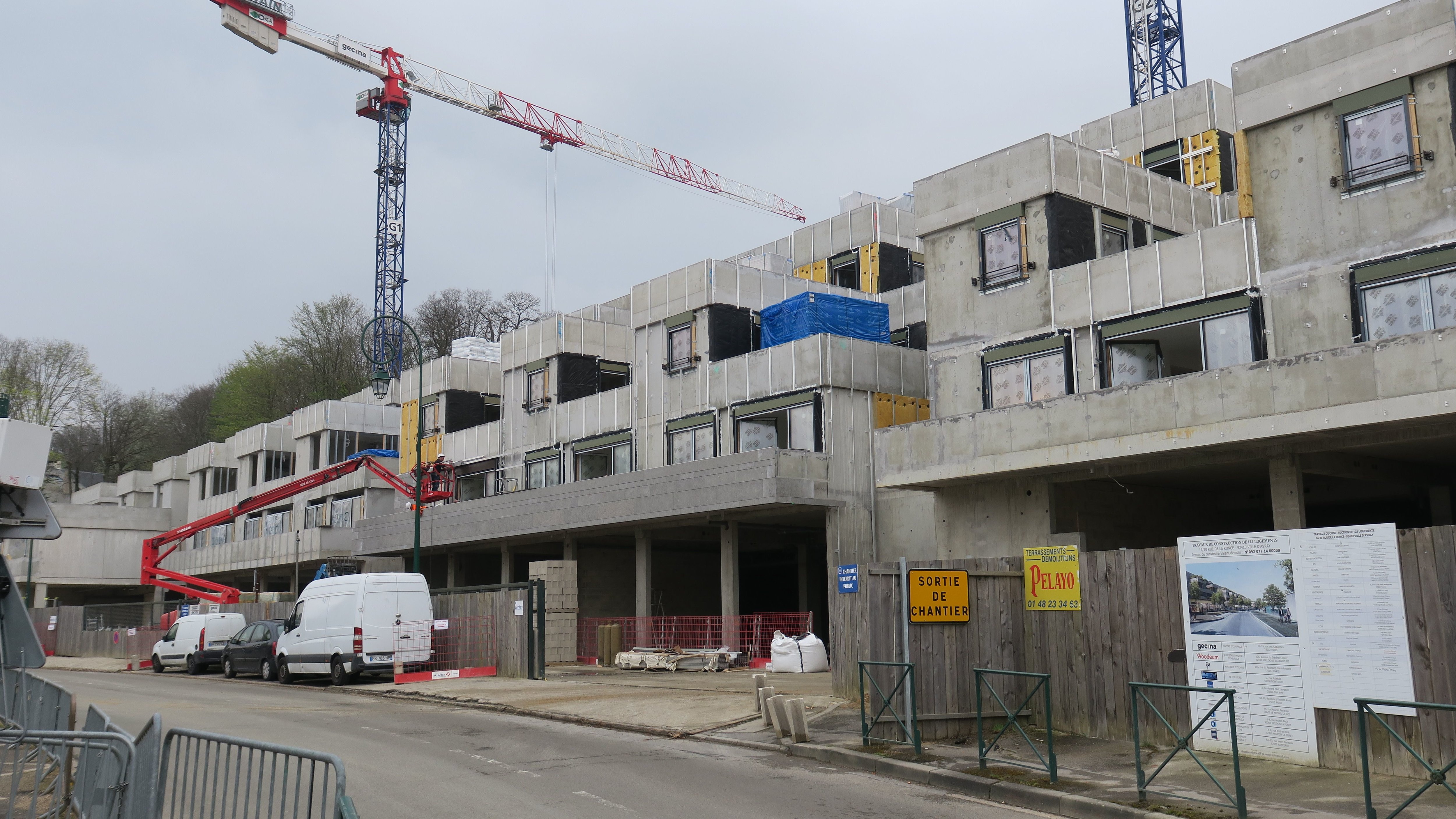 Ville-d'Avray (Hauts-de-Seine), ce mercredi. L'association Dagoverana dénonce le fleurissement de constructions avec toits-terrasses avant que le plan local d'urbanisme (PLU) ne soit retoqué. LP/H.D.