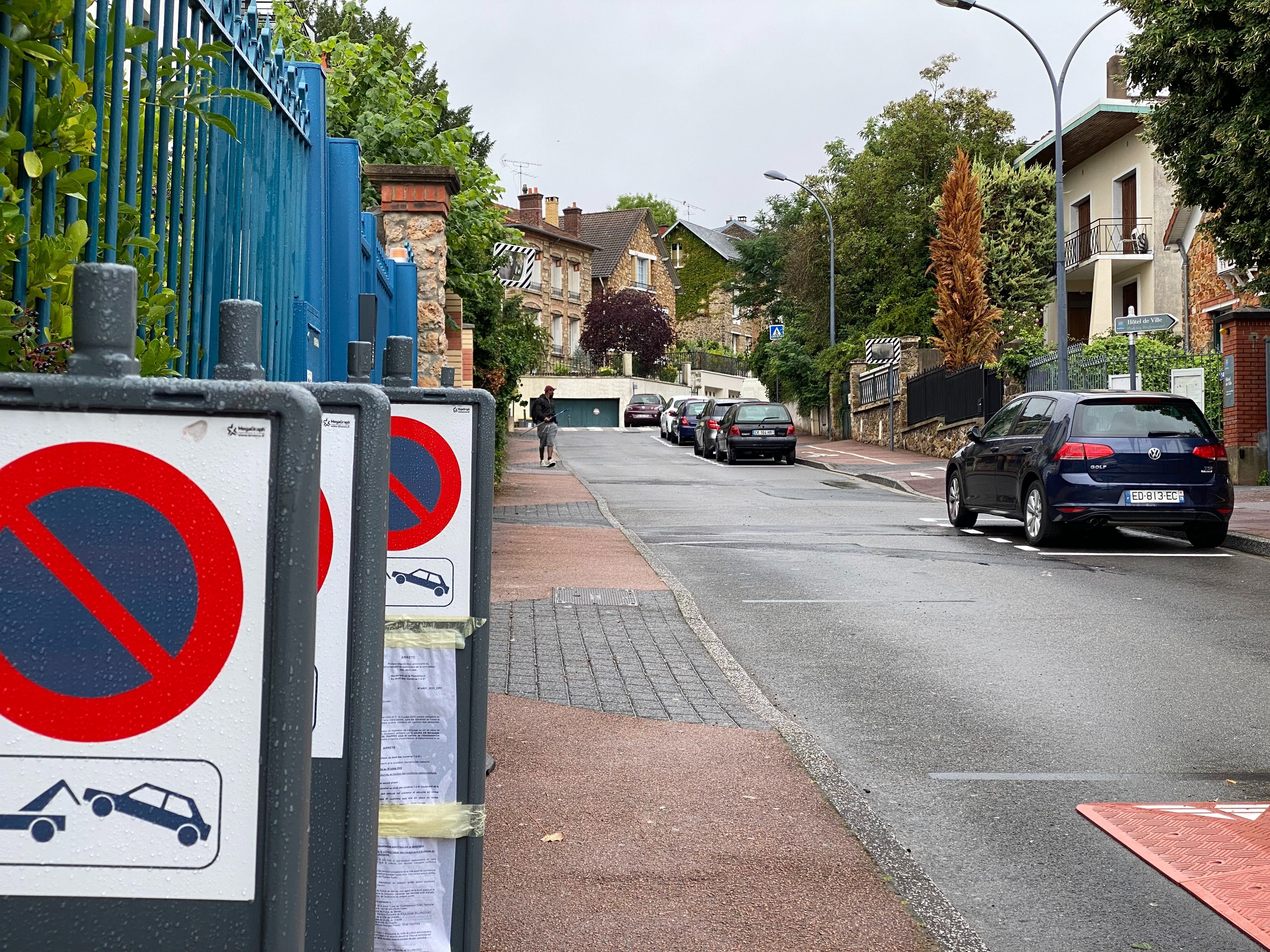 Boulevard de la République, à Chaville (Hauts-de-Seine), ce vendredi 28 juillet. Le côté du stationnement a été modifié cette fin de semaine, du côté pair au côté impair. LP/Auguste Canier