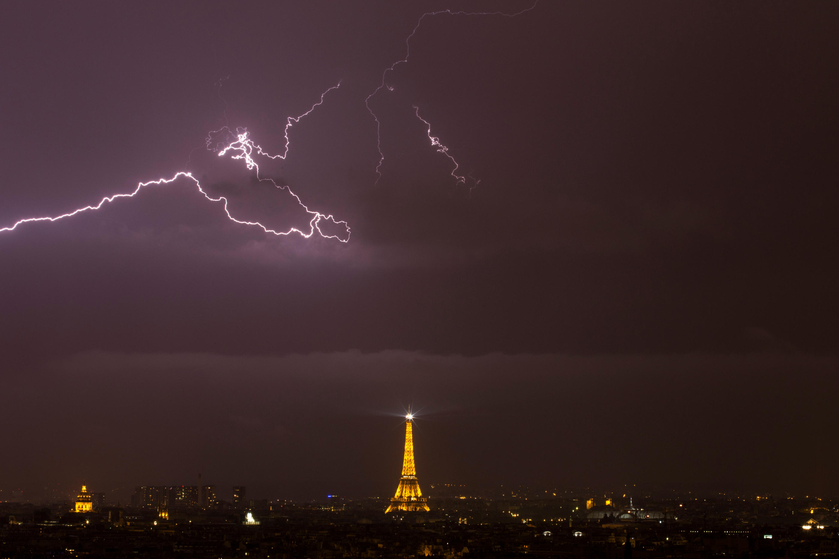 Orage au-dessus de la Tour Eiffel, en juin 2014. LP/Olivier Arandel