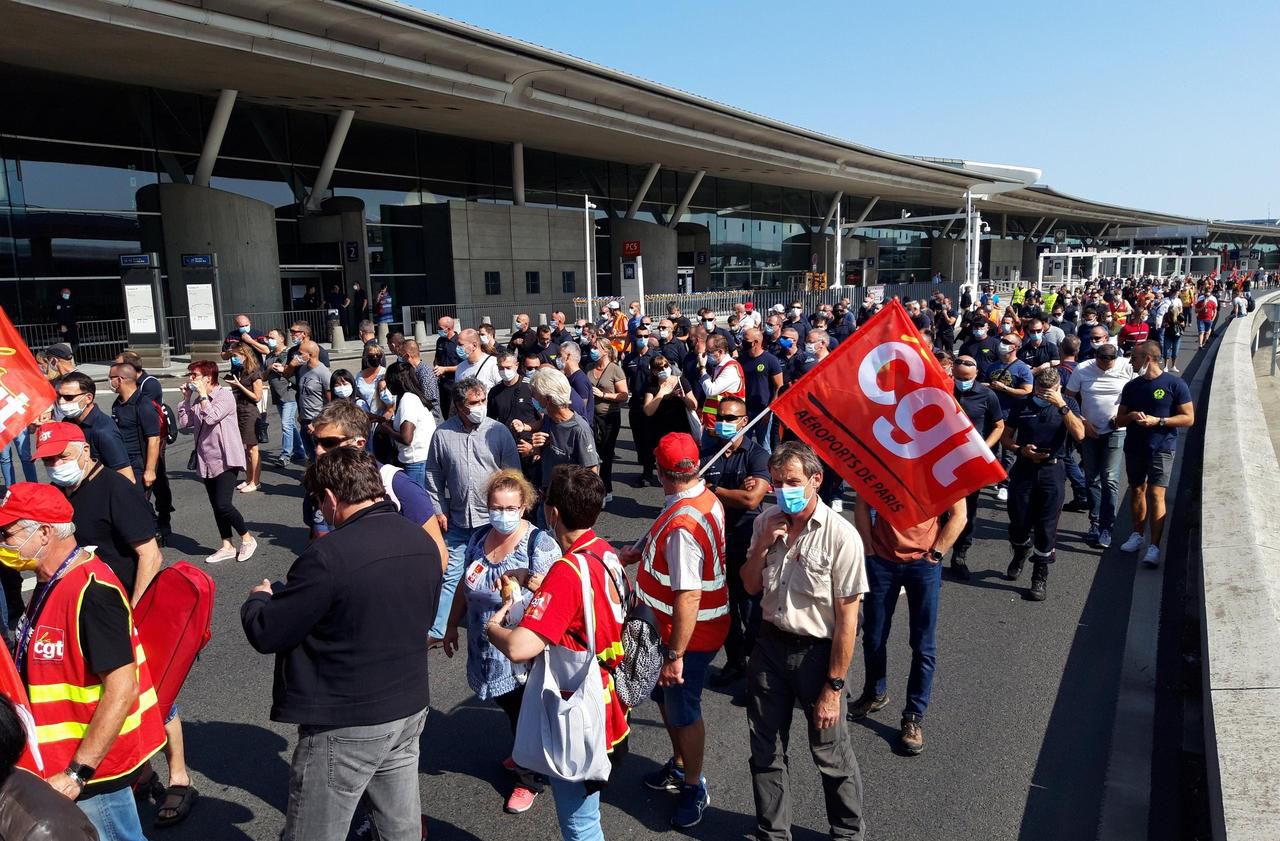 <b></b> Aéroport de Roissy, jeudi 17 septembre. Agents d’accueil, pompiers, chargés du tri des bagages… 700 agents ont manifesté contre le projet de restructuration du groupe ADP. 