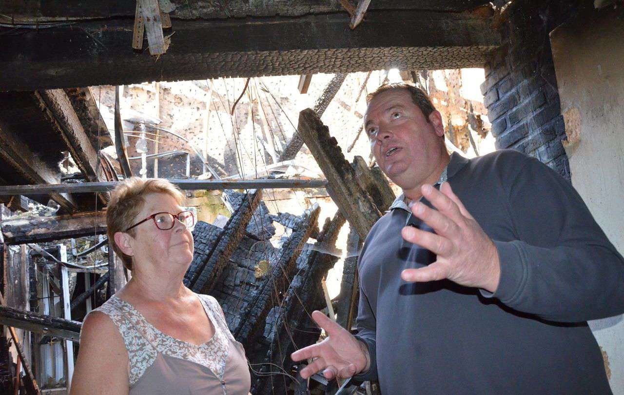 <b></b> Viviane, 66 ans, examine les décombres calcinés de sa maison en compagnie de l’expert Gérard Alleaume. Neuf mois après l’incendie, la retraitée ne sait toujours pas quand les travaux de reconstruction pourront commencer. 