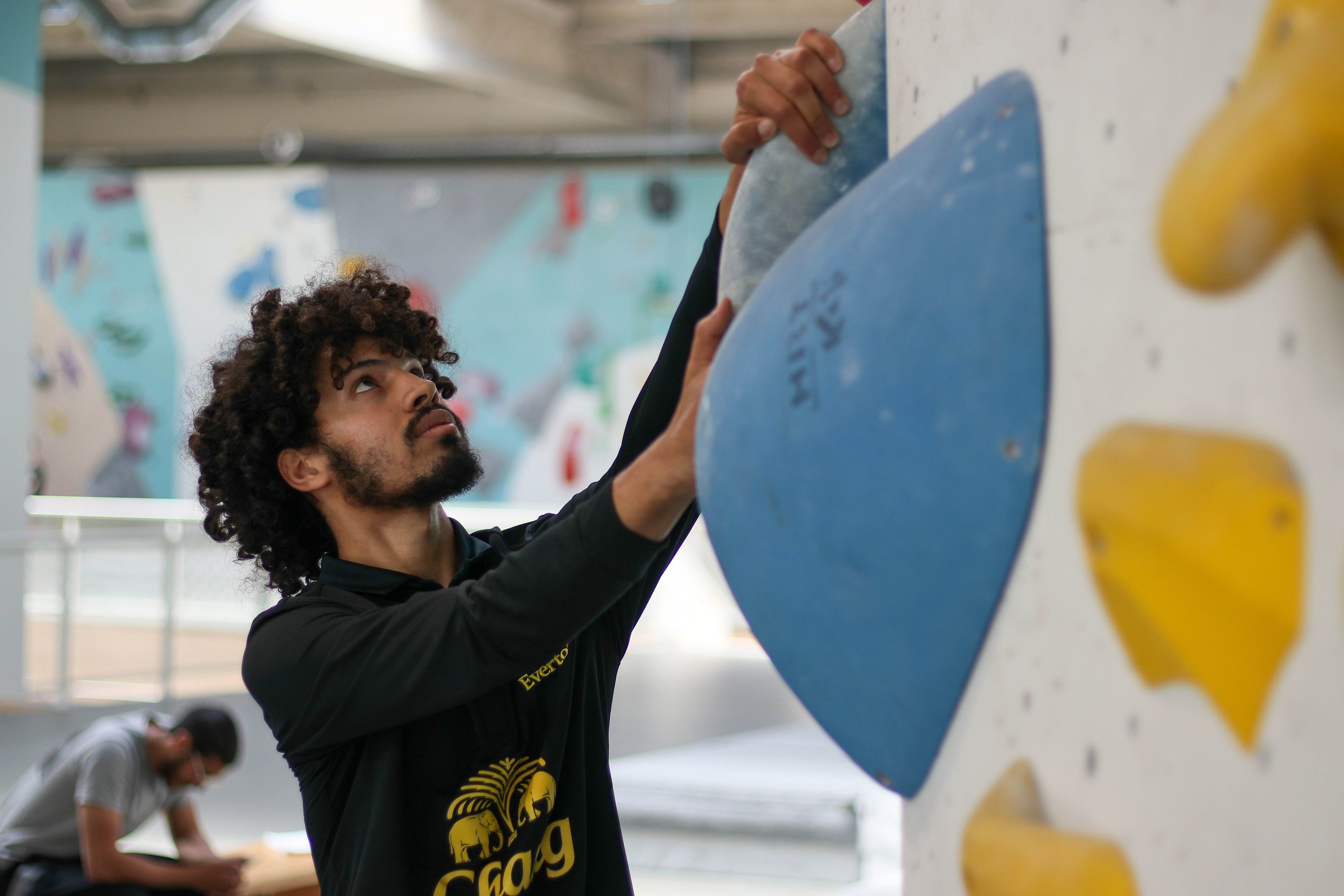 Aubervilliers, le 22 mai. « Tout le monde peut aller au sommet, avec un peu de discipline et d’entraînement », assure Youssef, qui participe au programme d'accompagnement à l'insertion professionnelle pour devenir animateur d'escalade sur une structure artificielle. LP/Mathilde Debarre