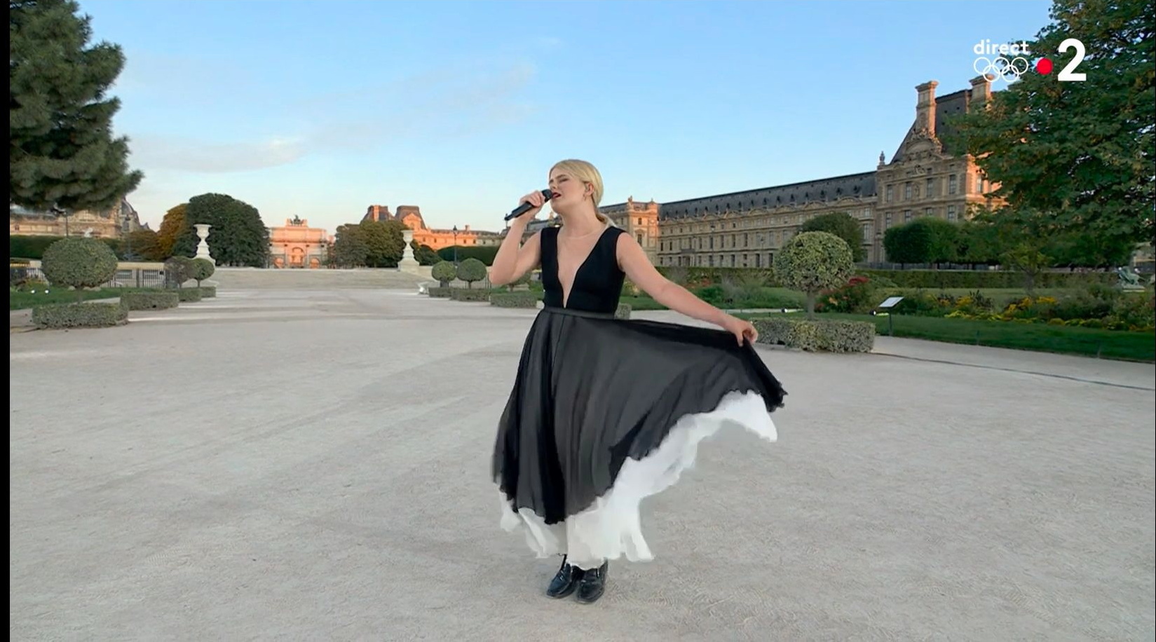 Zaho de Sagazan a fait sensation en ouvrant la cérémonie de clôture des Jeux olympiques de Paris, aux Tuileries. Capture d'écran France Télévisions