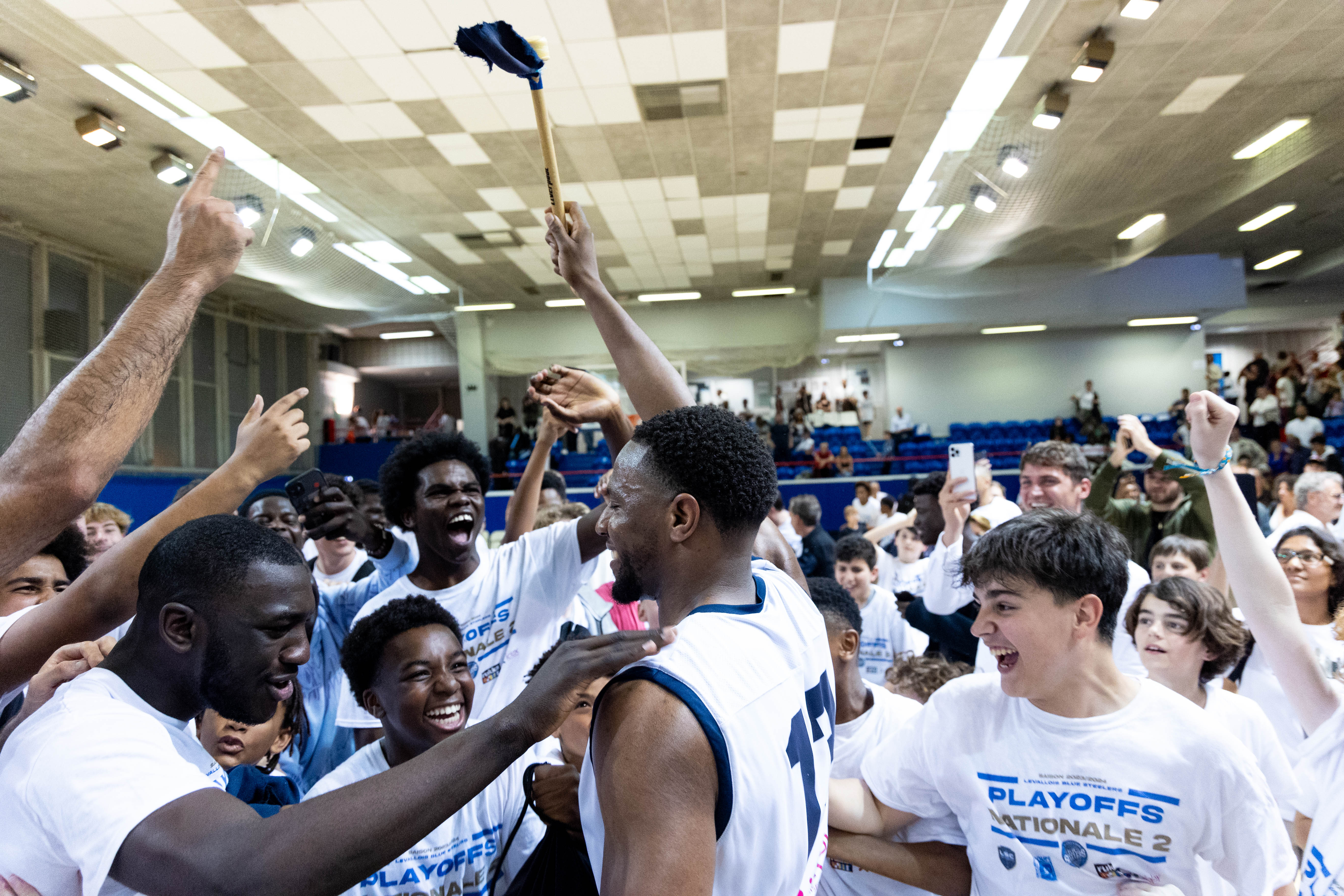 Les basketteurs de Levallois fêtent leur montée en Nationale 1. Olivier D’Almeida