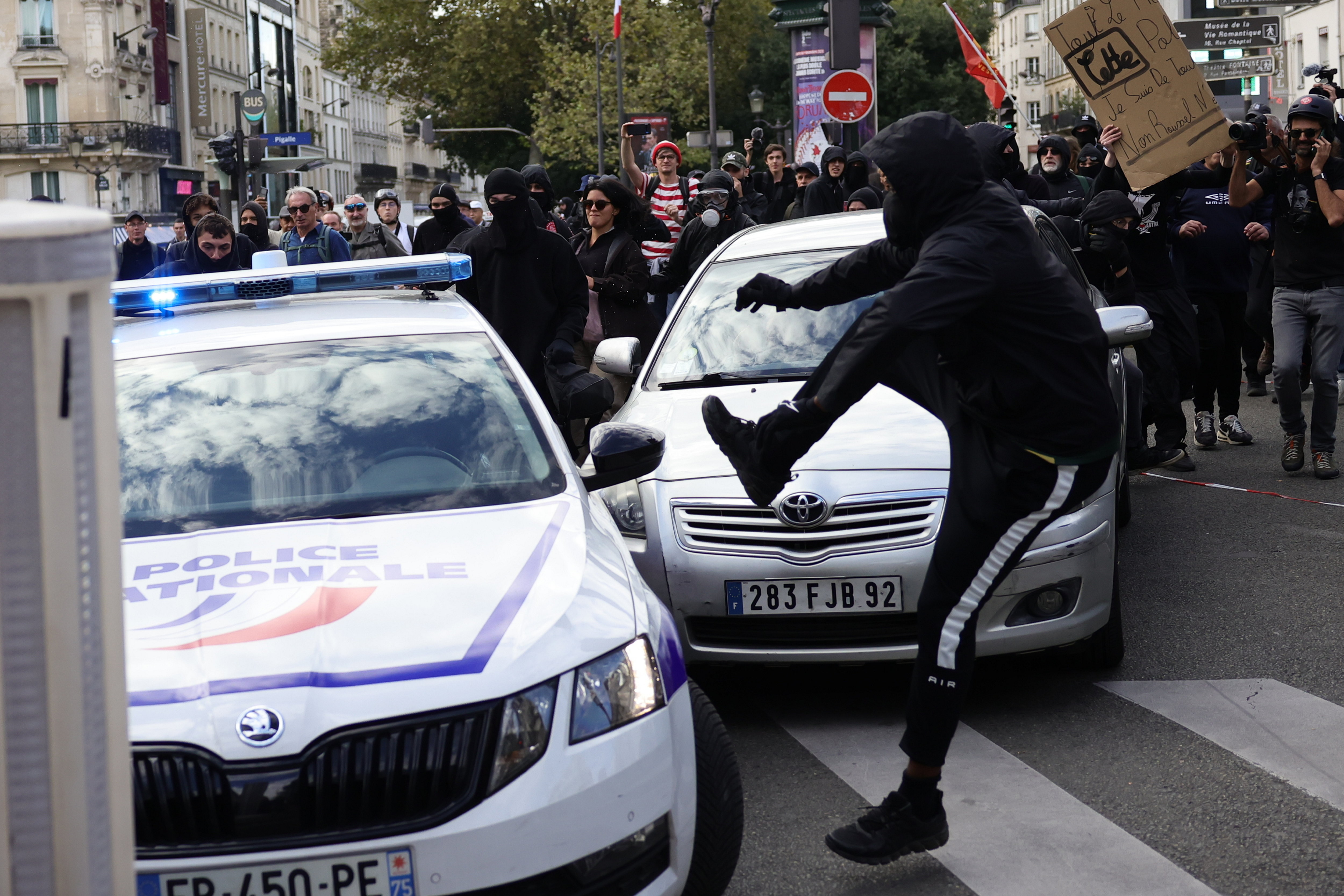 Voiture de police attaquée à Paris : sortir son arme de service n