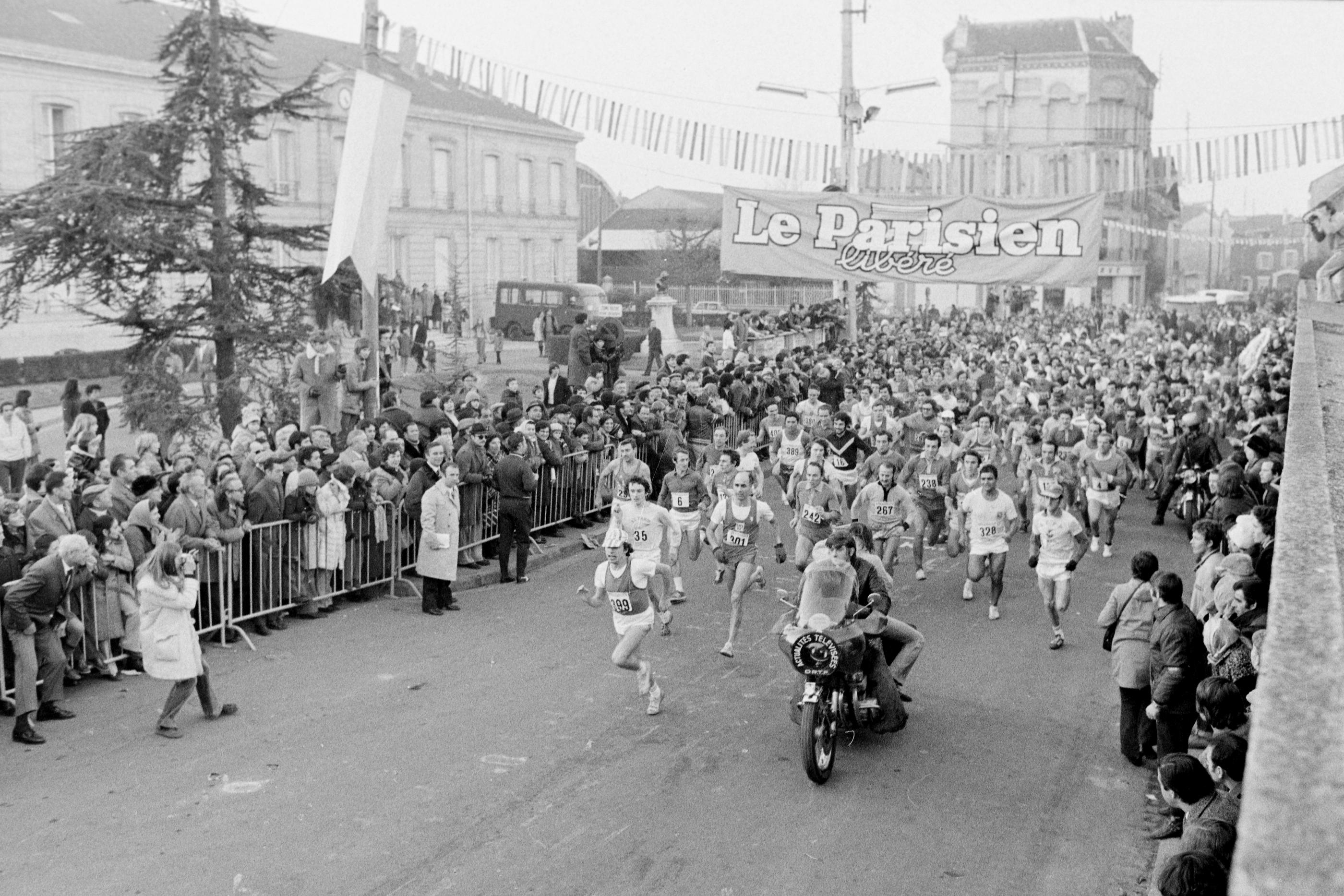 Houilles (Yvelines), décembre 1972. La première édition de la célèbre corrida de la commune, parrainée par le Parisien Libéré, avait réuni quelques 600 participants.