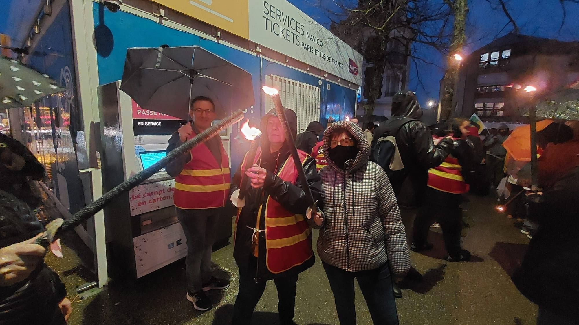 Mantes la Jolie (Yvelines), ce vendredi soir. 150 manifestants ont défilé, flambeaux en mains, pour symboliquement mettre le feu à l’article de loi utilisé pour adopter la réforme des retraites.
