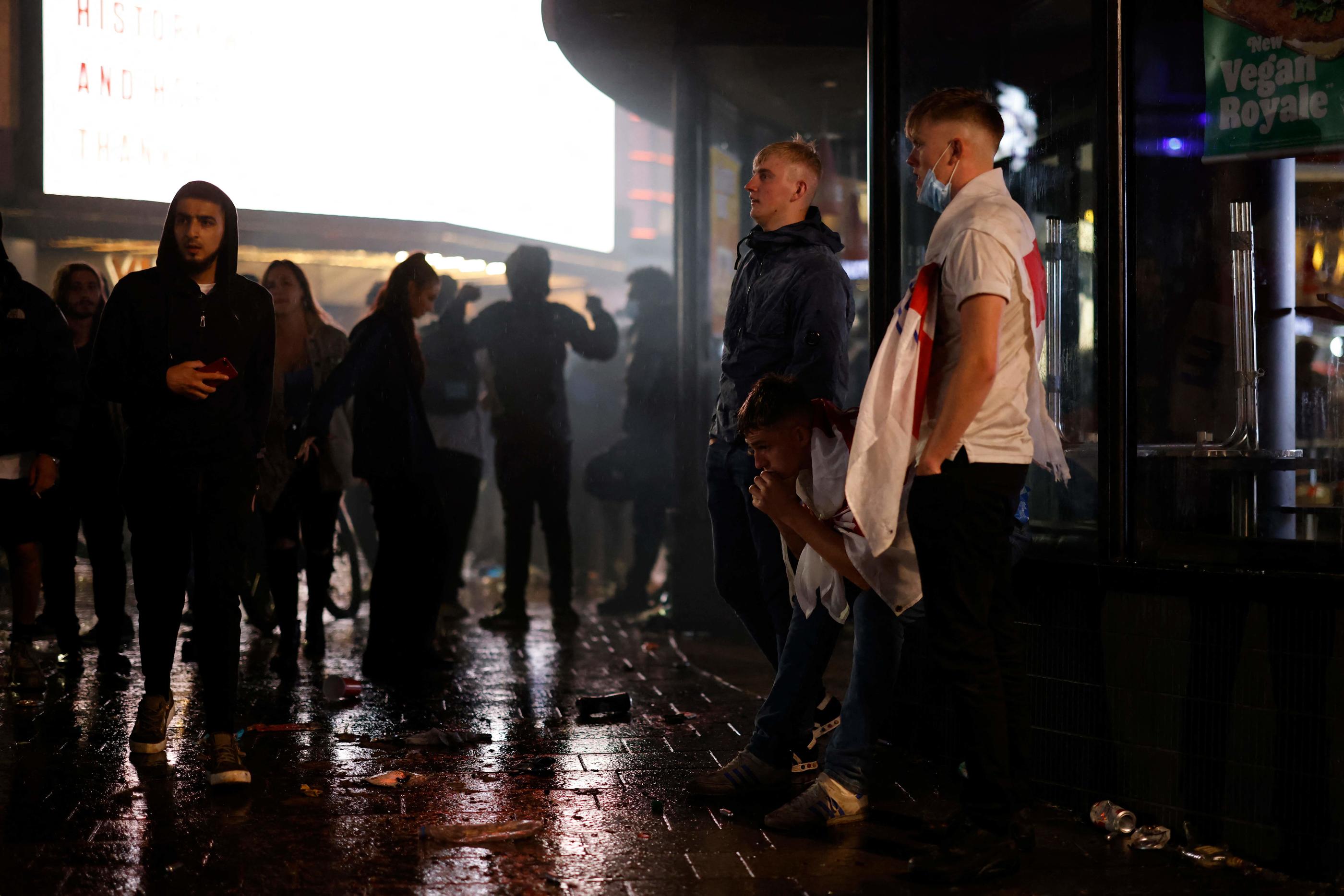 Des supporters anglais à Leicester Square en marge de la finale de l'Euro 2021. AFP/Tolga Akmen