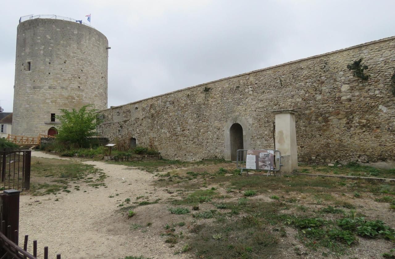 <b></b> Dourdan, mardi 4 septembre 2018. D’ici un an, un nouveau bâtiment prendra place à proximité du donjon du château de Dourdan. Il permettra d’accueillir dans de meilleures conditions les visiteurs.