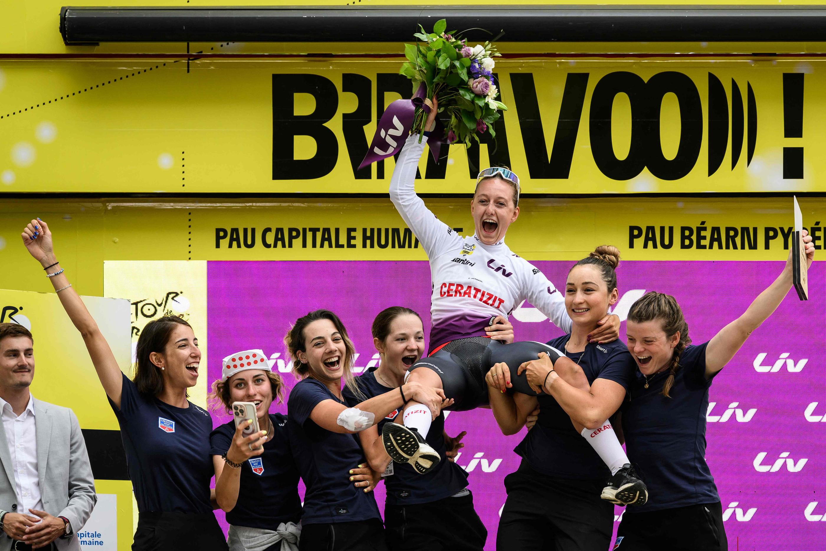 Cédrine Kerbaol (Ceratizit-WNT) a été célébrée par ses coéquipières dimanche 30 juillet à Pau après avoir remporté le classement de meilleure jeune du Tour de France Femmes. AFP/Jeff Pachoud