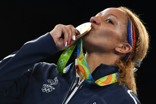Comme ici, à Rio en 2016, la boxeuse française Estelle Mossely rêve d'embrasser une nouvelle médaille d'or sur le podium des Jeux de Paris. AFP/Yuri Cortez