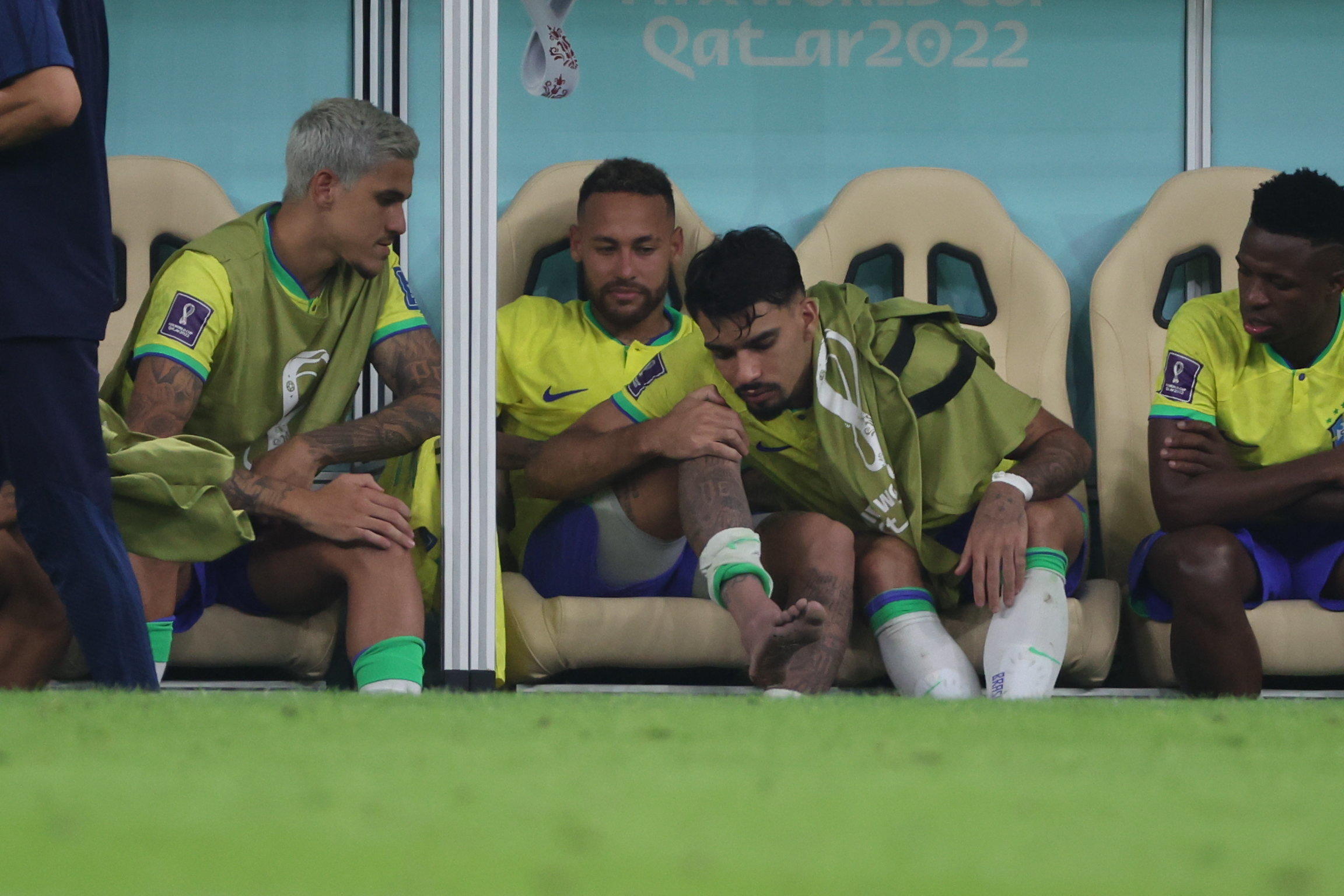 COUPE DU MONDE DE FOOTBALL FIFA QATAR 2022 / STADE DE LUSAIL , 24/11/2022 / BRESIL - SERBIE / PHOTO LE PARISIEN / ARNAUD JOURNOIS 
Banc de Touche 

Blessure cheville Neymar