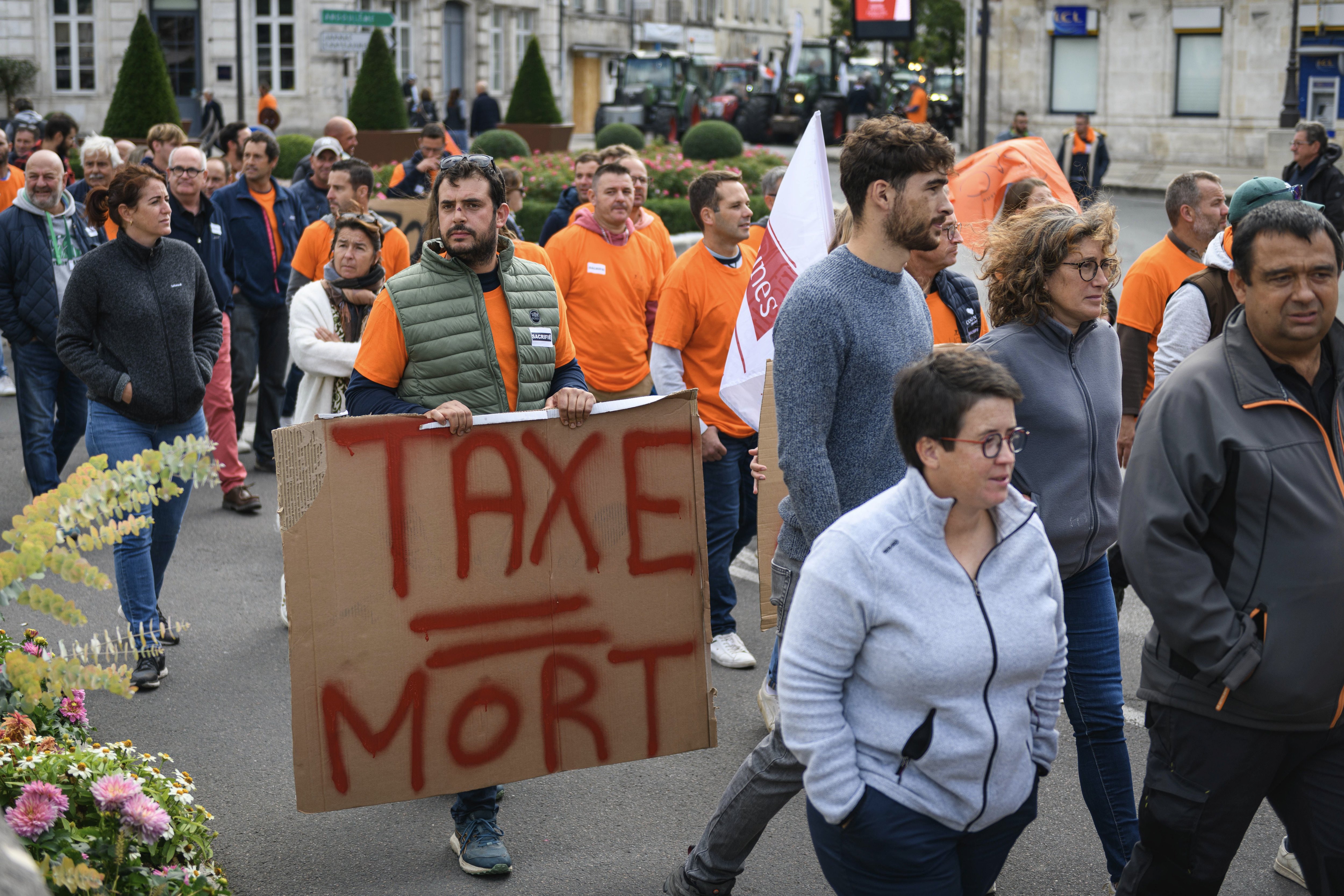 Environ 1 200 personnes et 120 tracteurs ont défilé ce mardi depuis le siège de l’Union générale des viticulteurs pour l’AOC Cognac jusqu' à la sous-préfecture. LP/Fabien Paillot