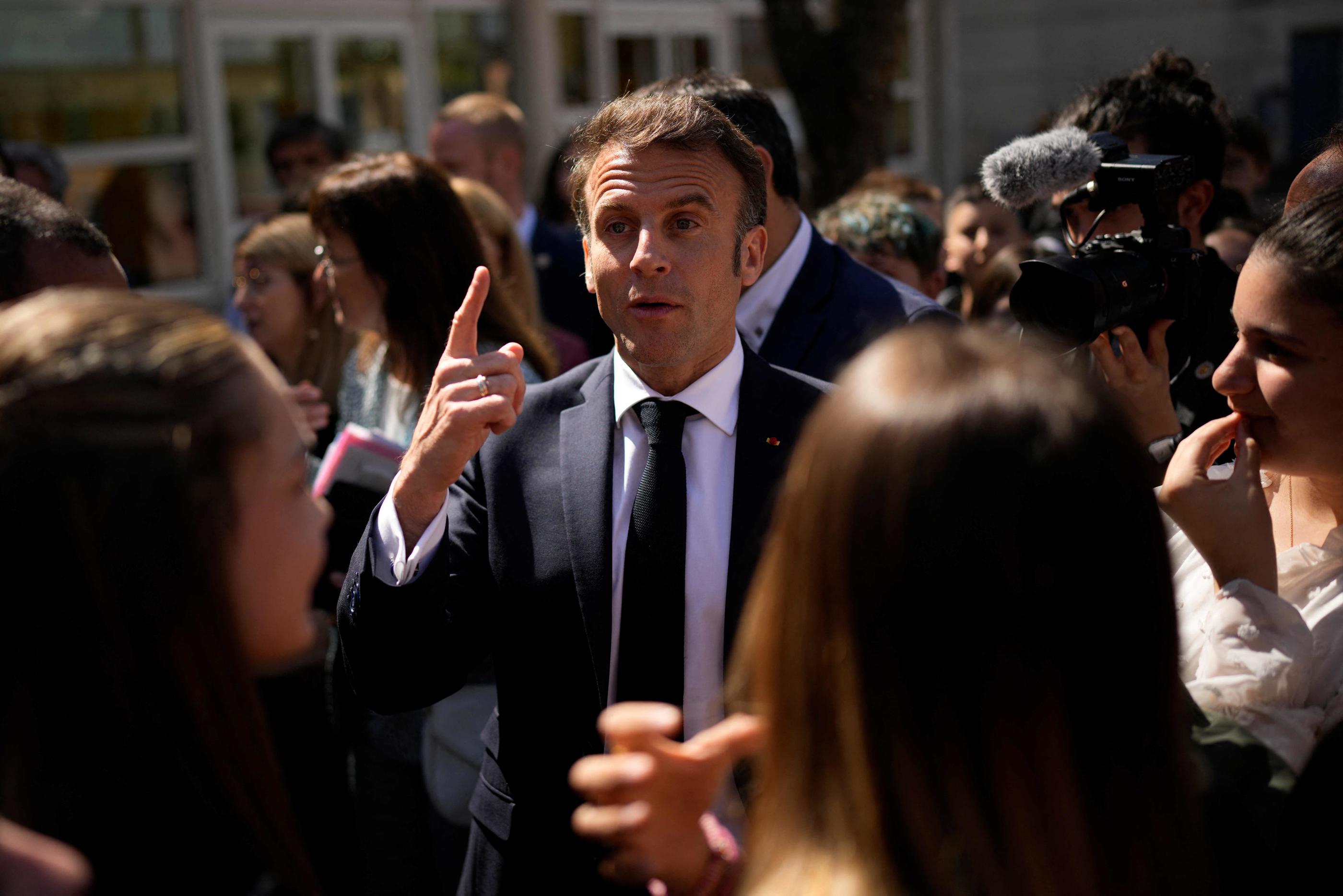 Emmanuel Macron est à Ganges (Hérault), ce jeudi. Lors d’un échange à son arrivée avec le député LFI Sébastien Rome, il a déclaré qu’il était prêt à aller discuter avec des opposants, s’ils étaient ouverts au dialogue. Daniel Cole / POOL / AFP