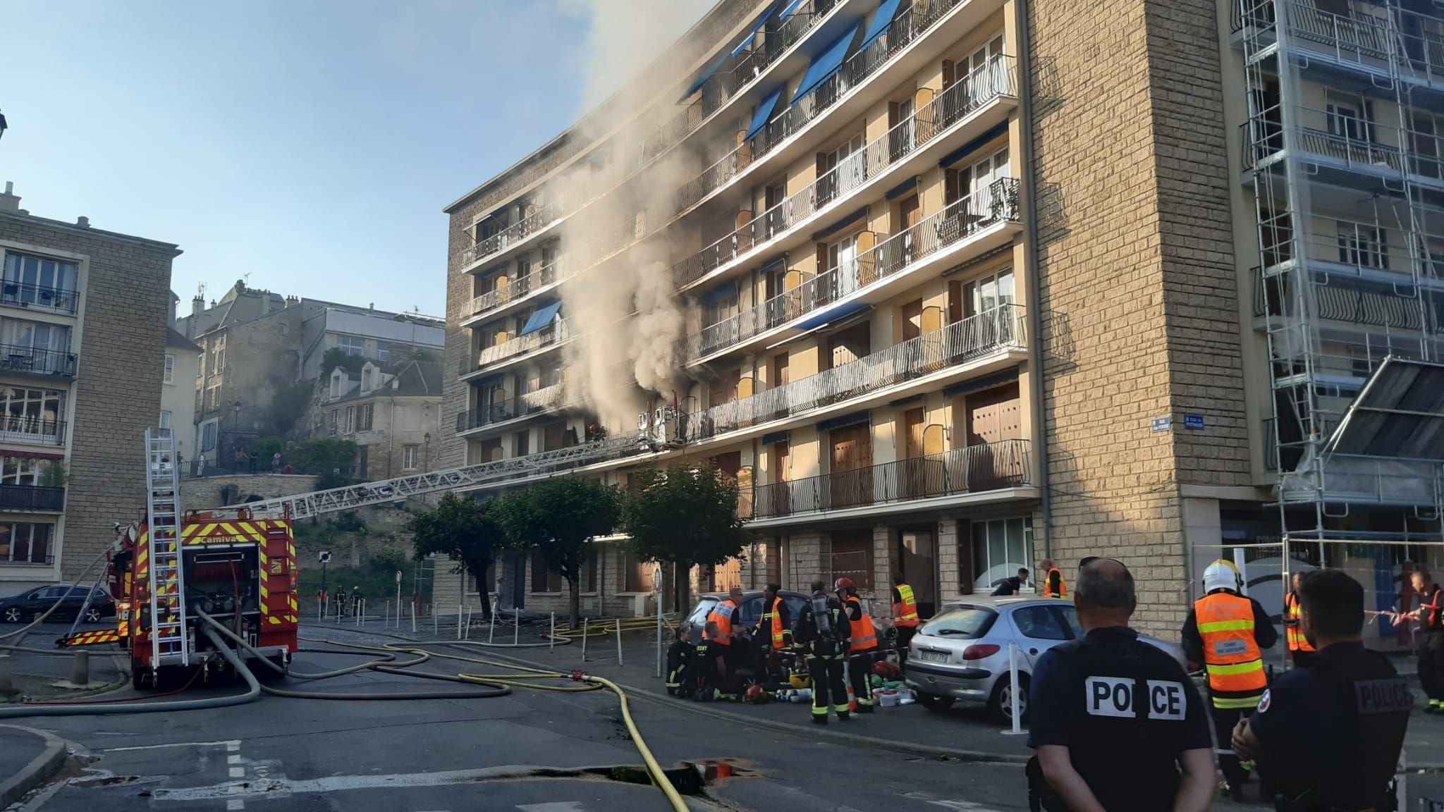 Pontoise (Val-d'Oise), jeudi 8 juin. Un incendie s'est déclaré en fin de journée dans un appartement du deuxième étage. Le corps d'un homme de 80 ans a été retrouvé inanimé. LP/Frédéric Naizot