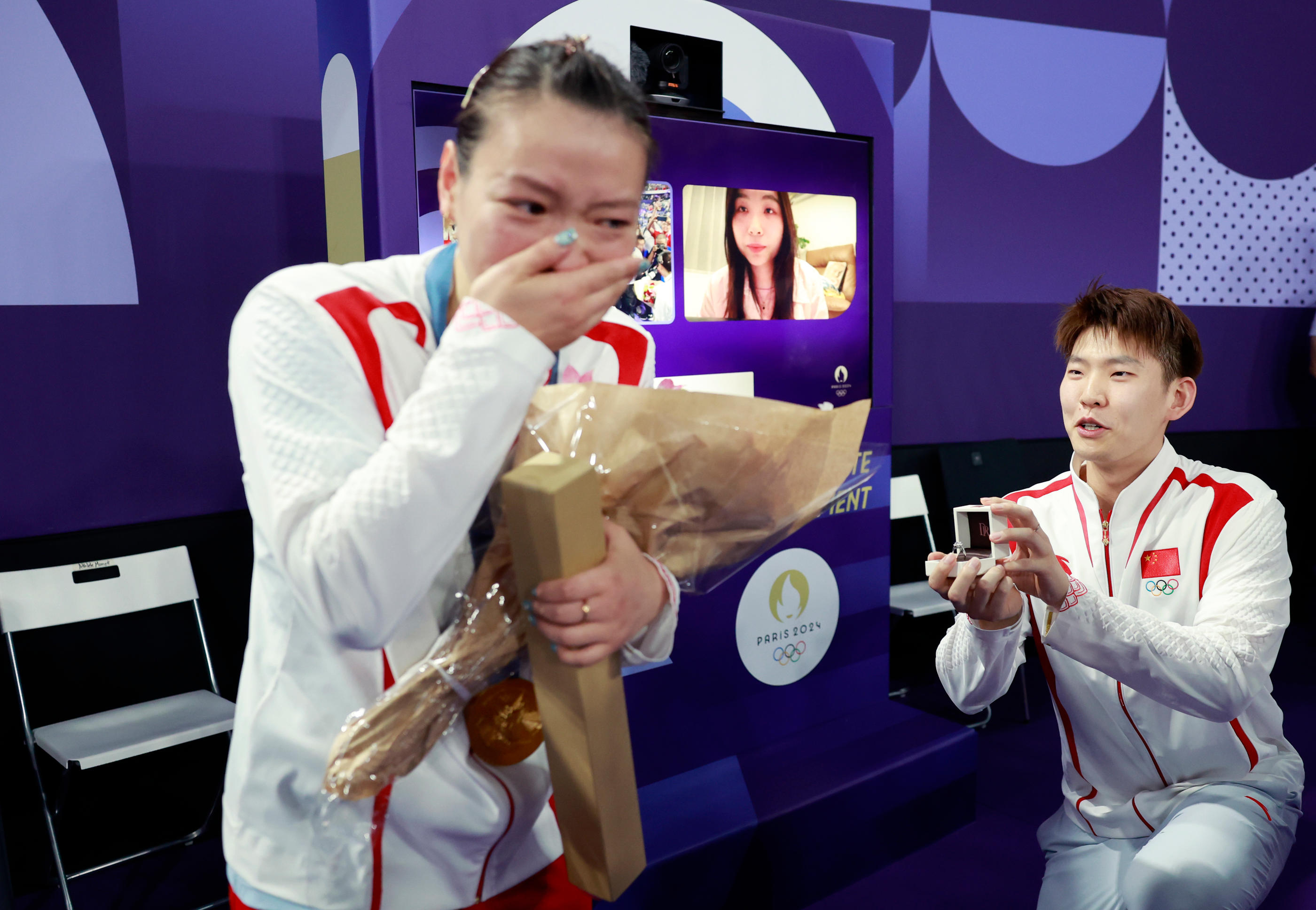 Huang Yaqiong a eu la surprise de voir son compagnon Liu Yuchen lui faire une demande en mariage quelques minutes après avoir été sacrée championne olympique. (Xinhua/Ren Zhenglai)