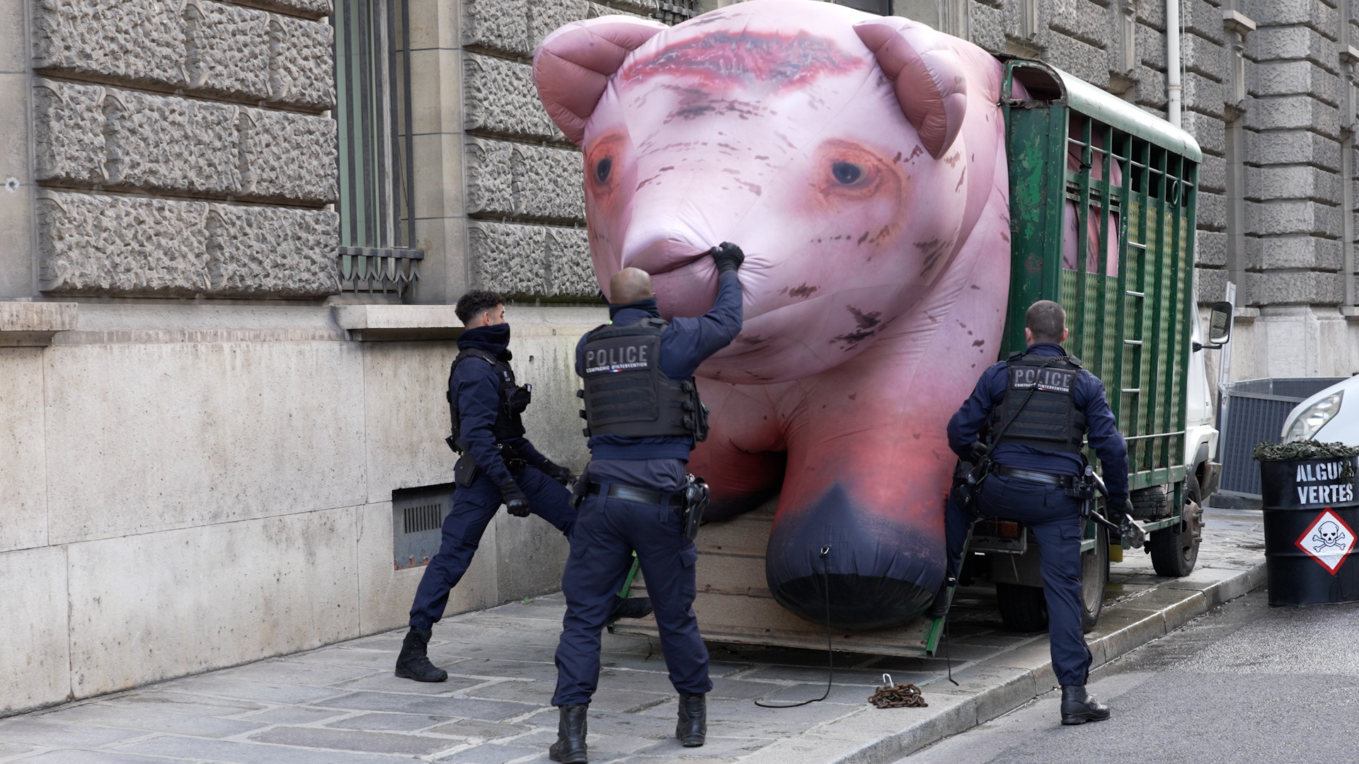 Paris (VIIe), 20 novembre. Les forces de l'ordre ont mis fin à l'action de Greenpeace devant le ministère de l'agriculture qui dénonçait l'élevage industriel. LP/J.H.