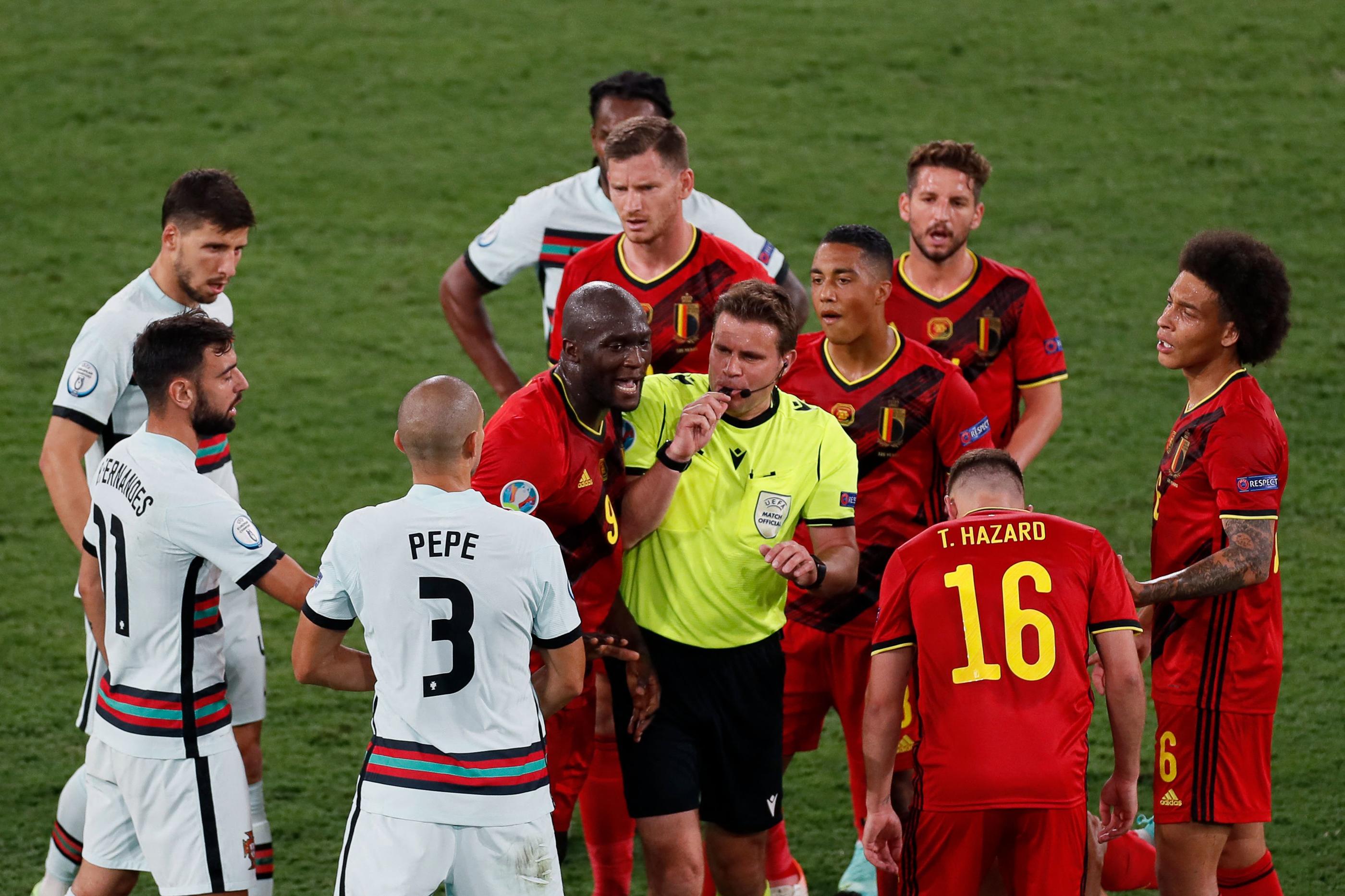 L'UEFA ne veut plus voir des scènes d'attroupement autour des arbitres. (Photo by Jose Manuel Vidal / POOL / AFP)