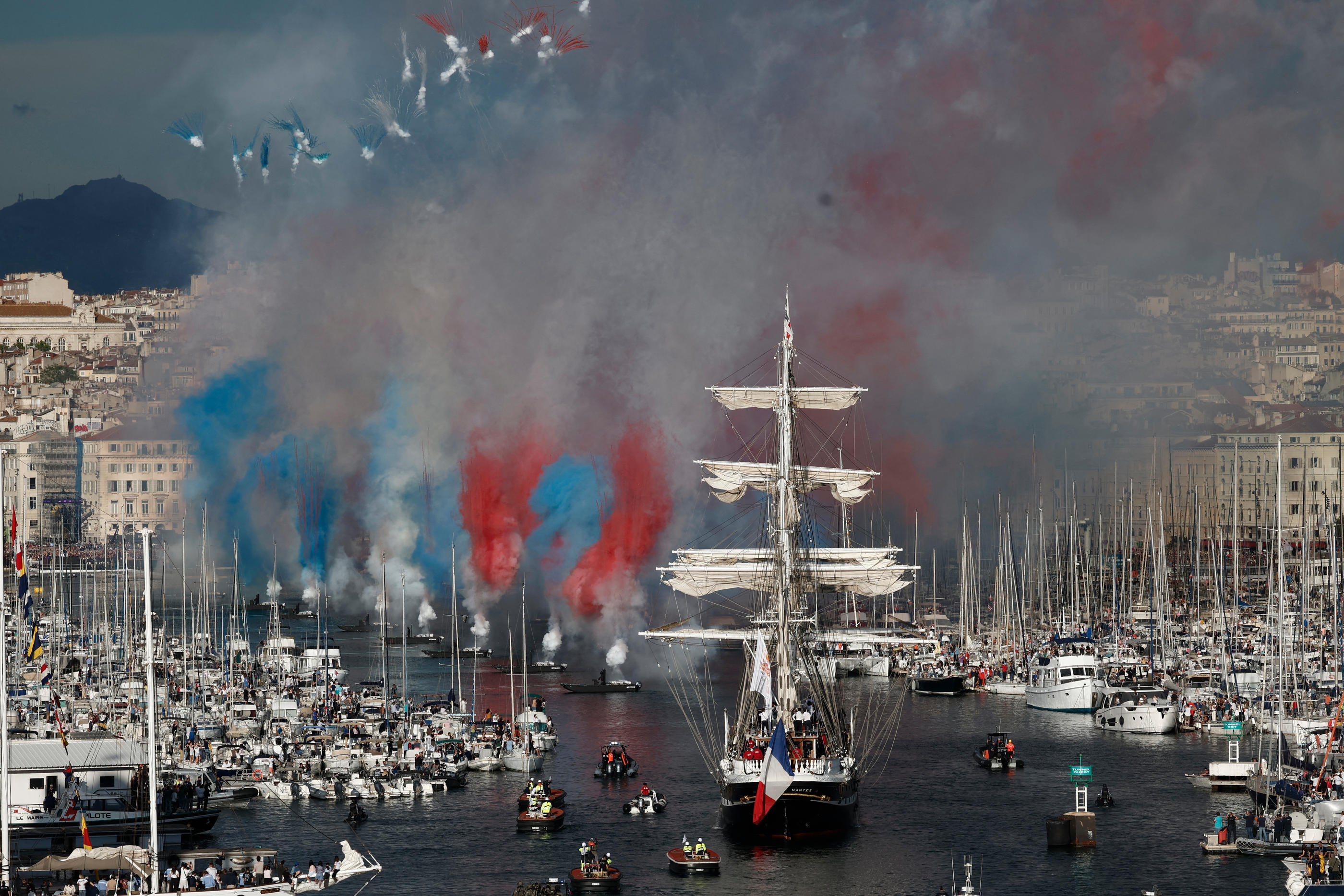 L'entrée incroyable du «Belem» dans le Vieux-Port de Marseille, avec la flamme olympique à bord. Reuters/Benoit Tessier