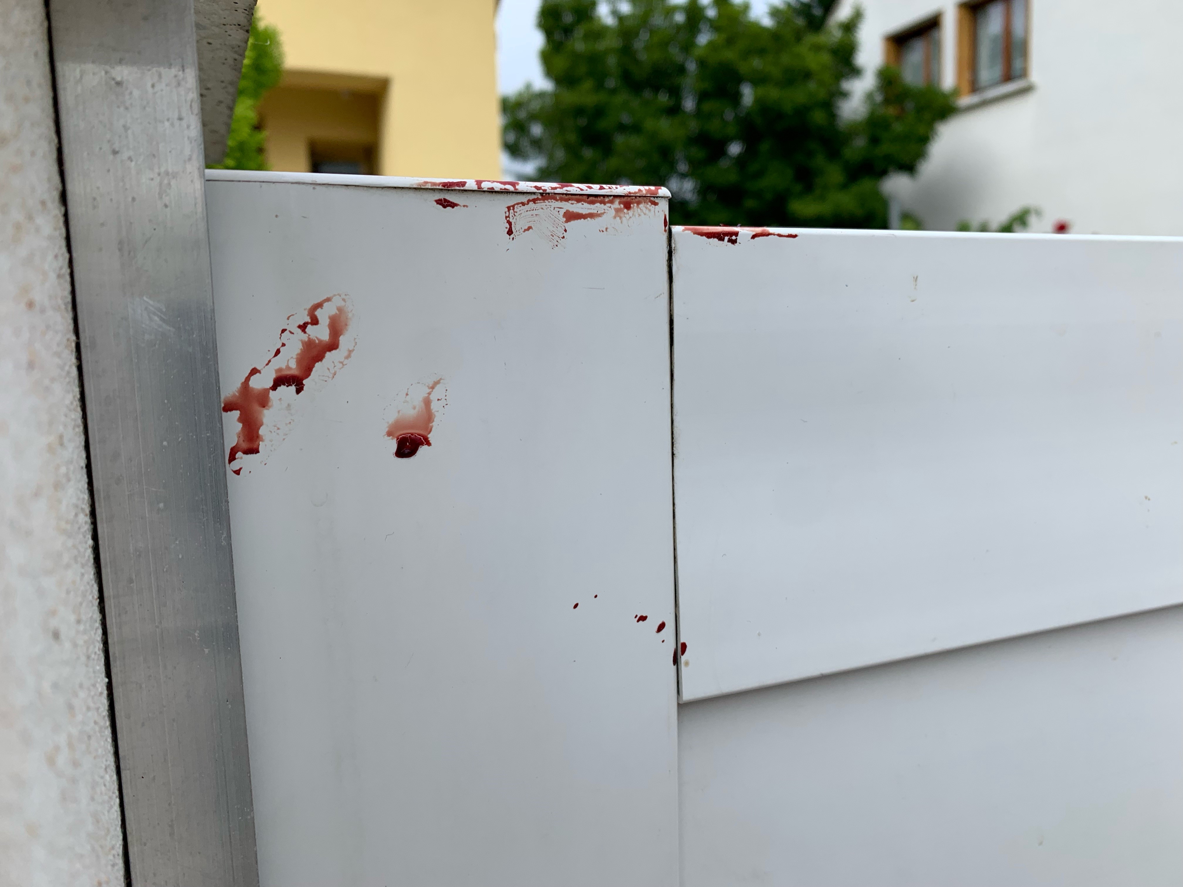 Corbeil-Essonnes, le 29 août 2021. La victime a laissé quelques traces de sang sur le portillon de la maison où il est venu trouver refuge. LP/Nicolas Goinard