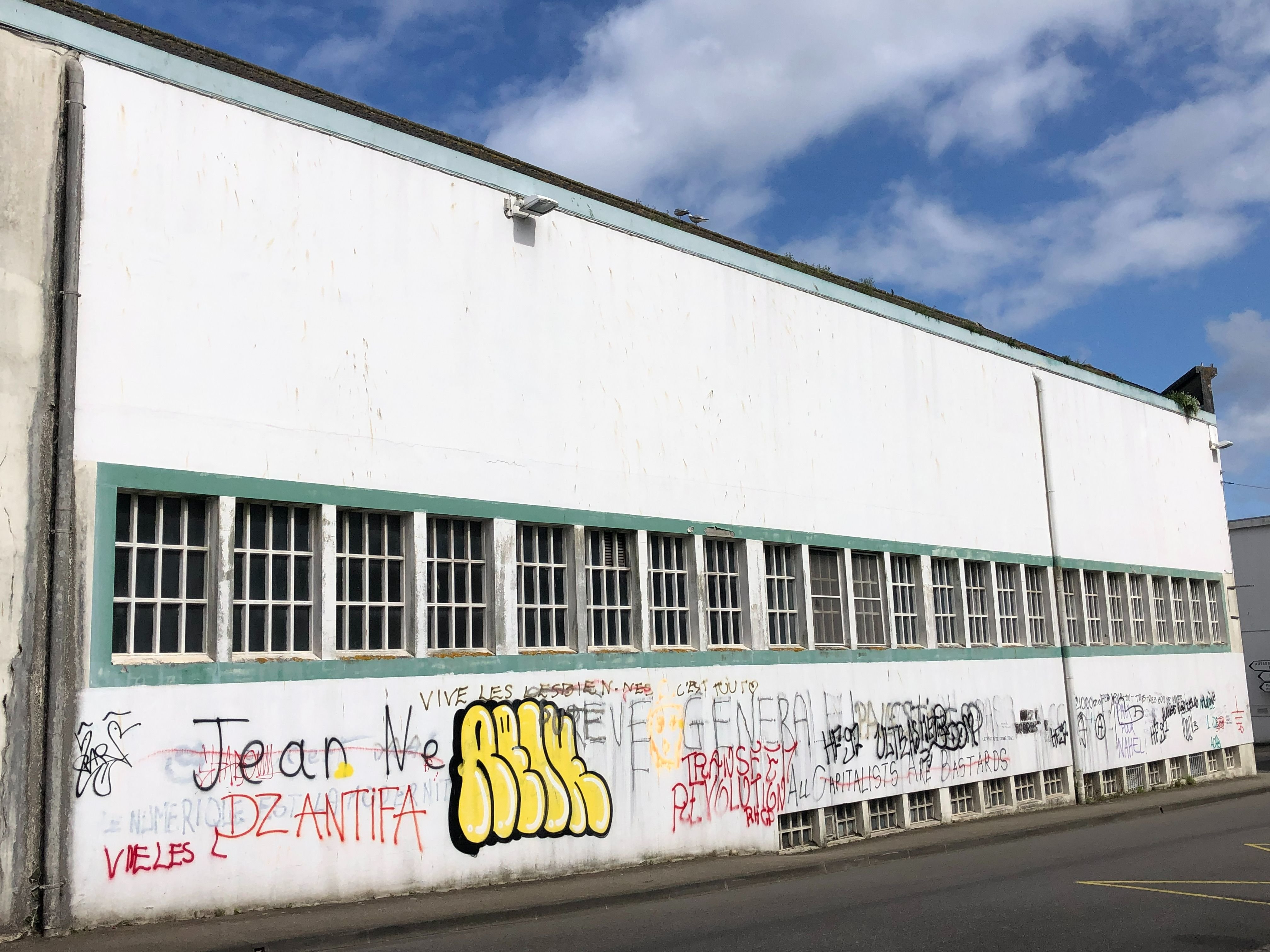 L'ancienne usine de Chancerelle de Douarnenez, fermée depuis 2015, a les apparences d'une ruine. LP/ Nora Moreau