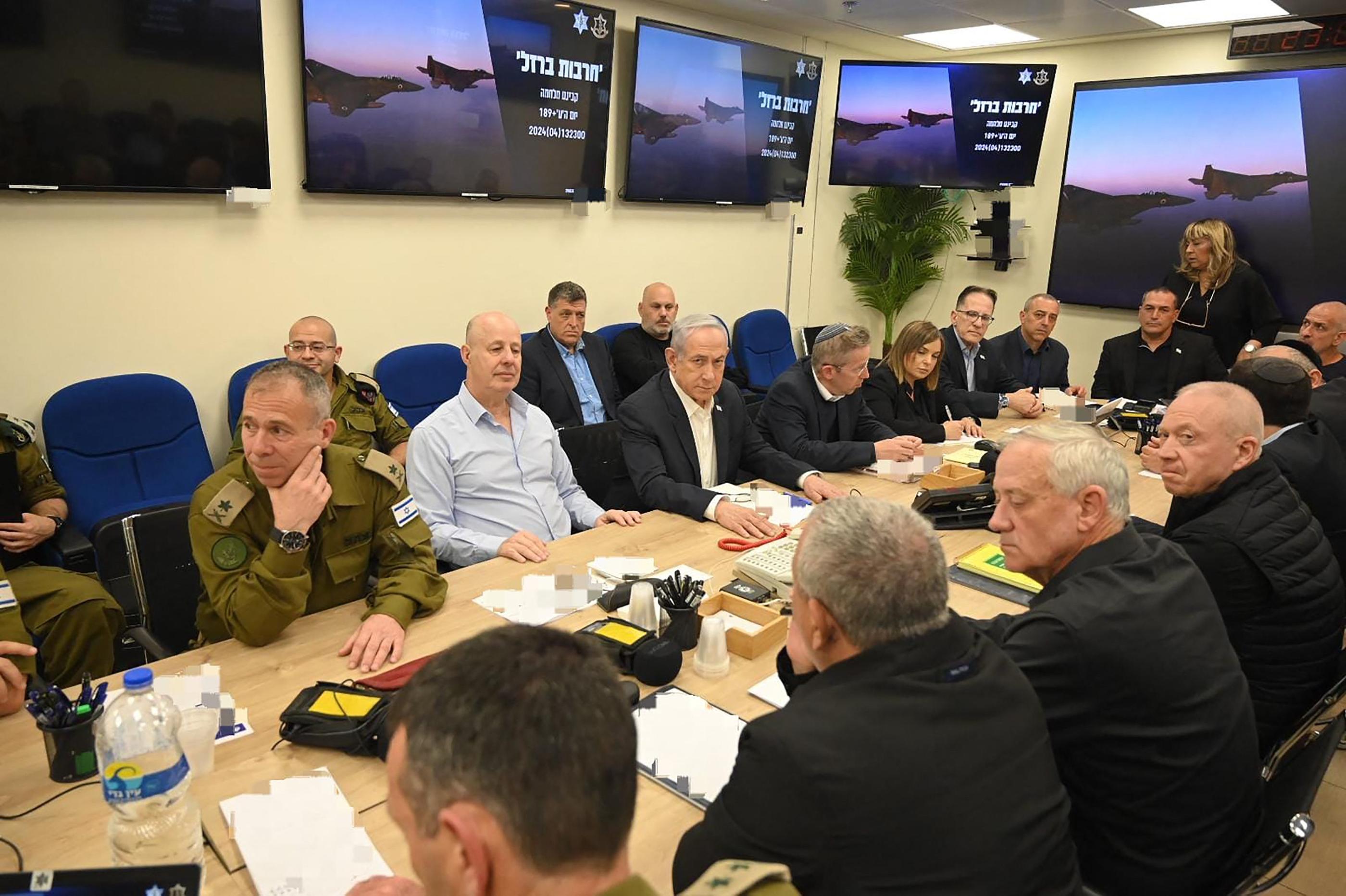 La réunion du cabinet de guerre israélien dans la nuit de samedi à dimanche autour de Benyamin Netanyahou. Le monde scrute avec anxiété une éventuelle riposte de l'Etat hébreu. AFP