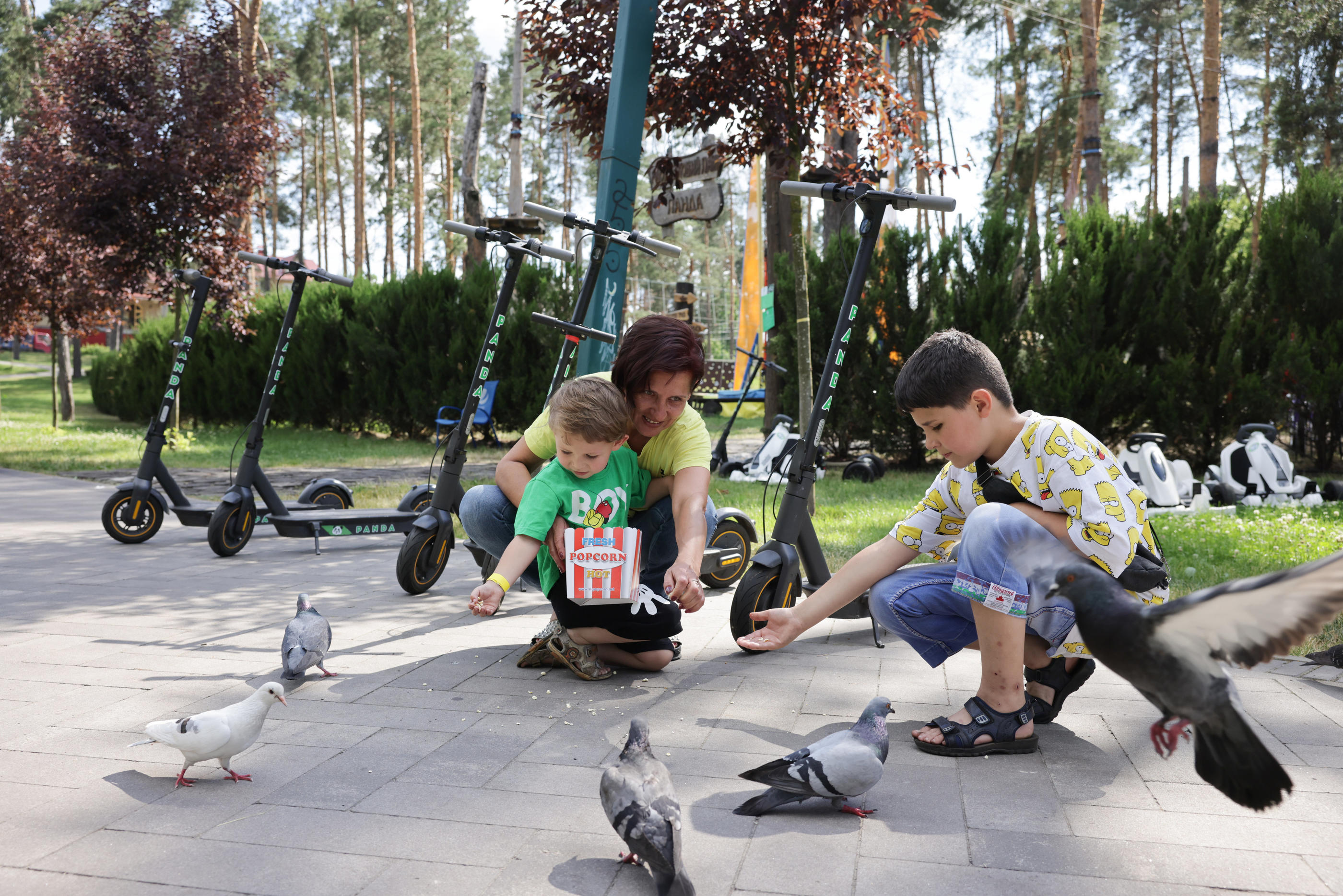Dans le parc Neznayka d'Irpin, ce 25 juin, Tanya joue avec ses enfants Viktor et Lyosha. Ils arrivent de Marioupol, le père, Alexei, est un prisonnier de guerre. LP/Philippe de Poulpiquet