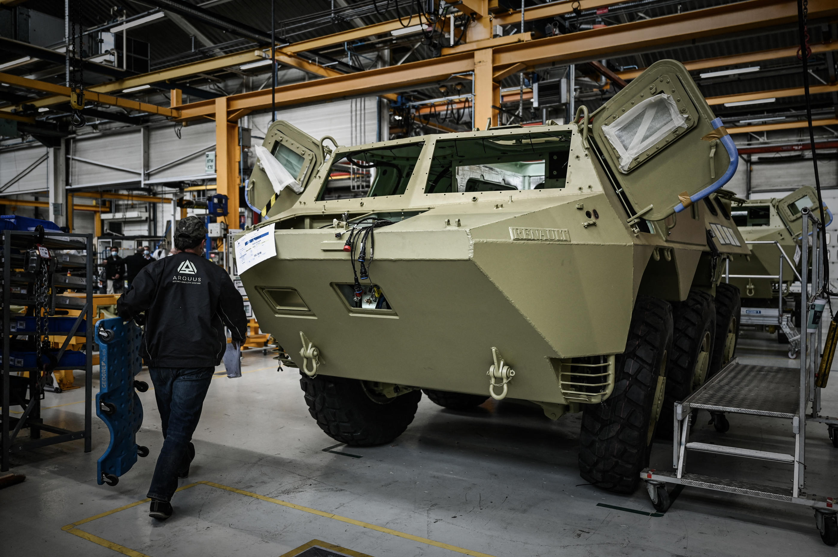 Arquus, un fabricant français de matériel militaire terrestre qui a déjà livré 250 véhicules de l’avant blindés (VAB) et passé un contrat pour les entretenir, va augmenter l’effort. AFP/Philippe Lopez