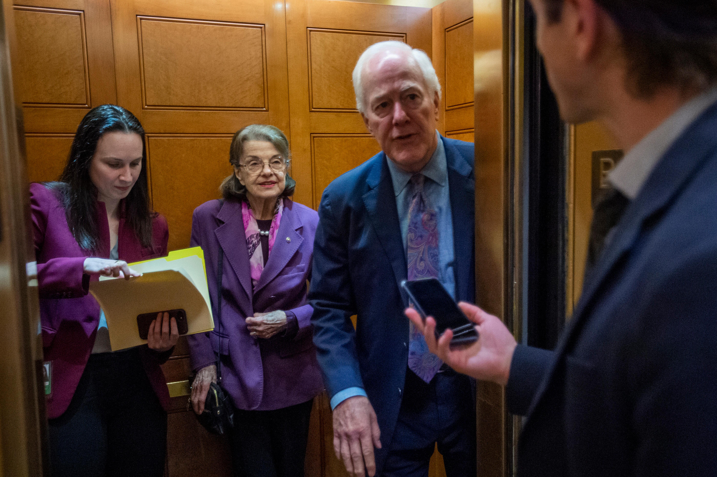 La sénatrice de Californie Dianne Feinstein, doyenne du Sénat à 89 ans (au centre), accompagnée du sénateur du Texas John Cornyn, 71 ans (à droite) et d'une collaboratrice. CNP - Photo by Icon sport.Rod Lamkey